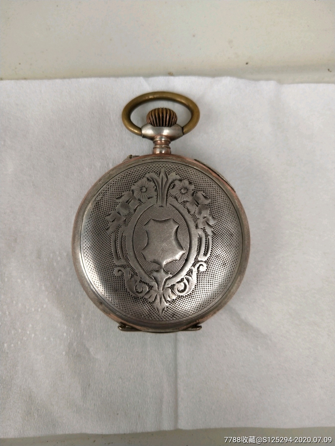 清末民国老怀表一个,品相还可以,内芯发黄,不知是什么材质的,当不走的