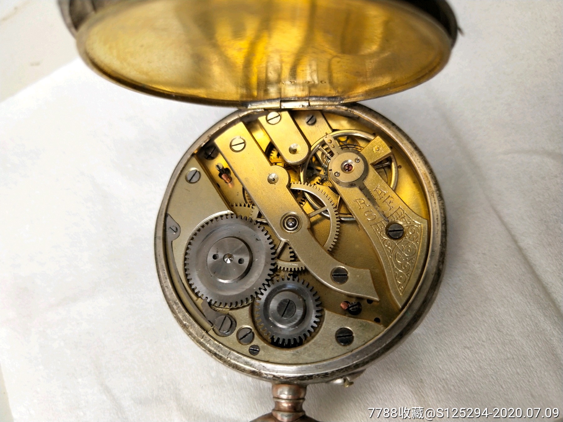 清末民国老怀表一个,品相还可以,内芯发黄,不知是什么材质的,当不走的