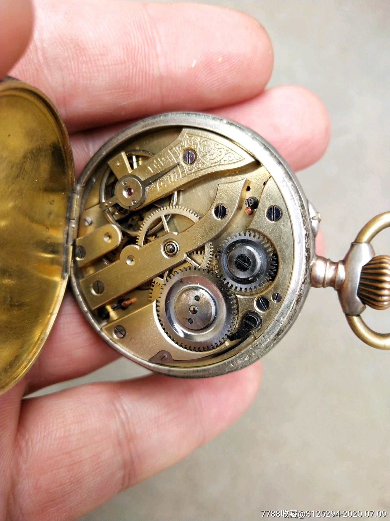 清末民国老怀表一个,品相还可以,内芯发黄,不知是什么材质的,当不走的