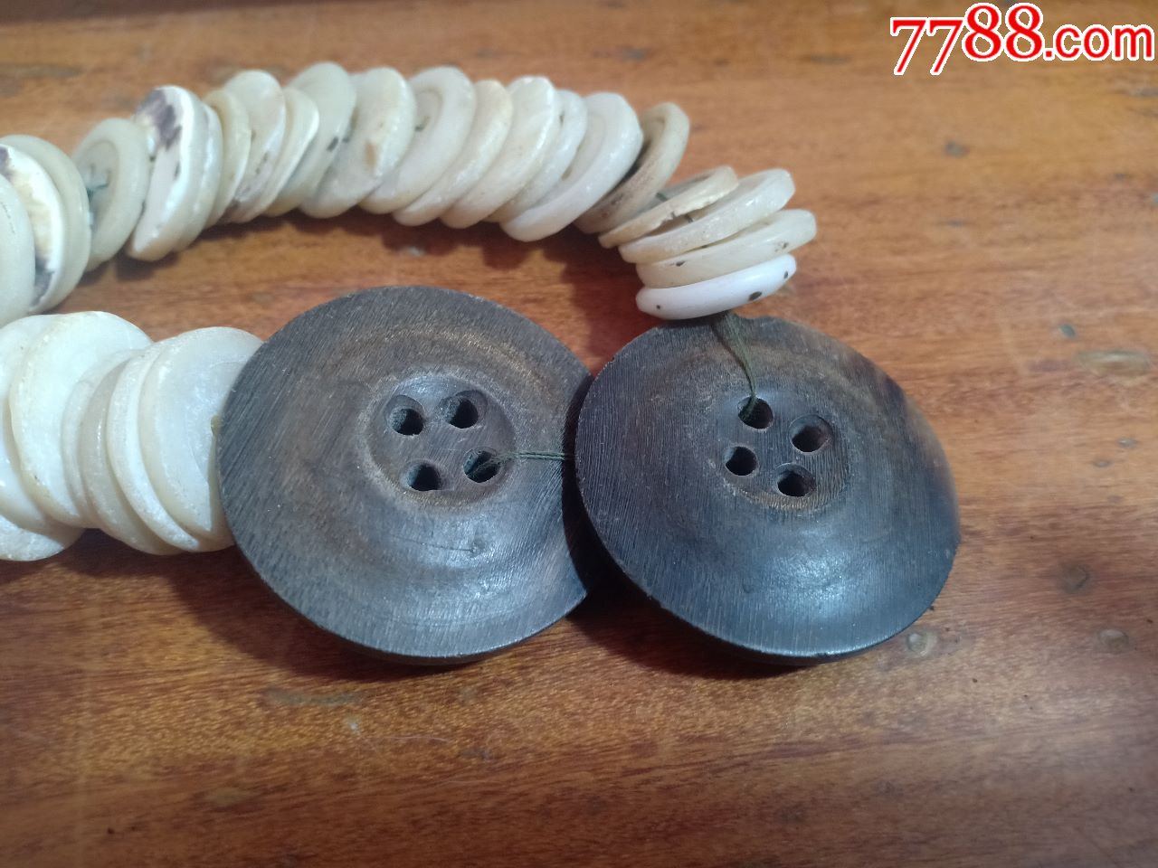 (箱26)晚清民国老贝壳扣子40个,2个大牛角扣子,一串
