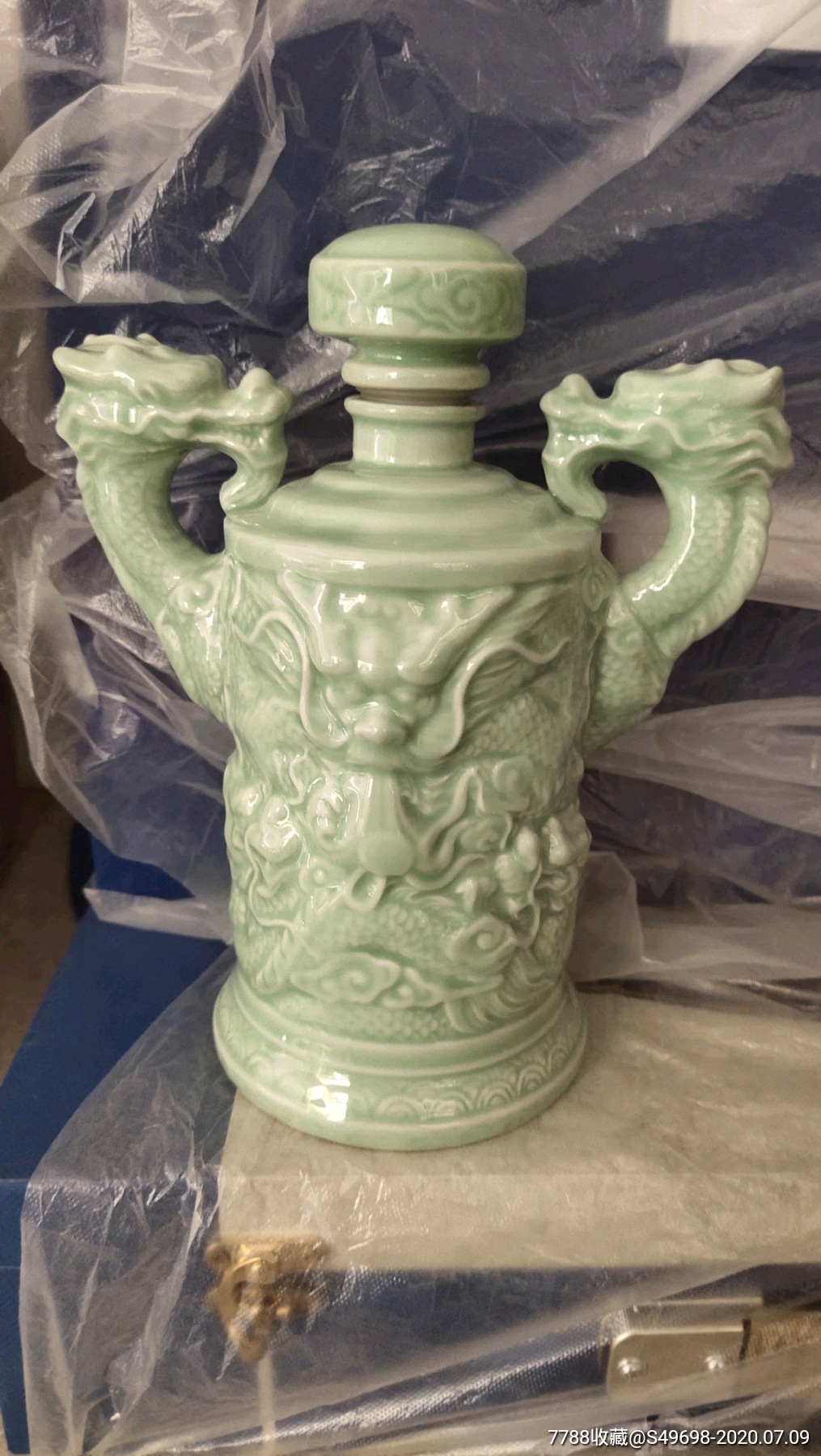 景德镇浮雕龙青瓷酒瓶