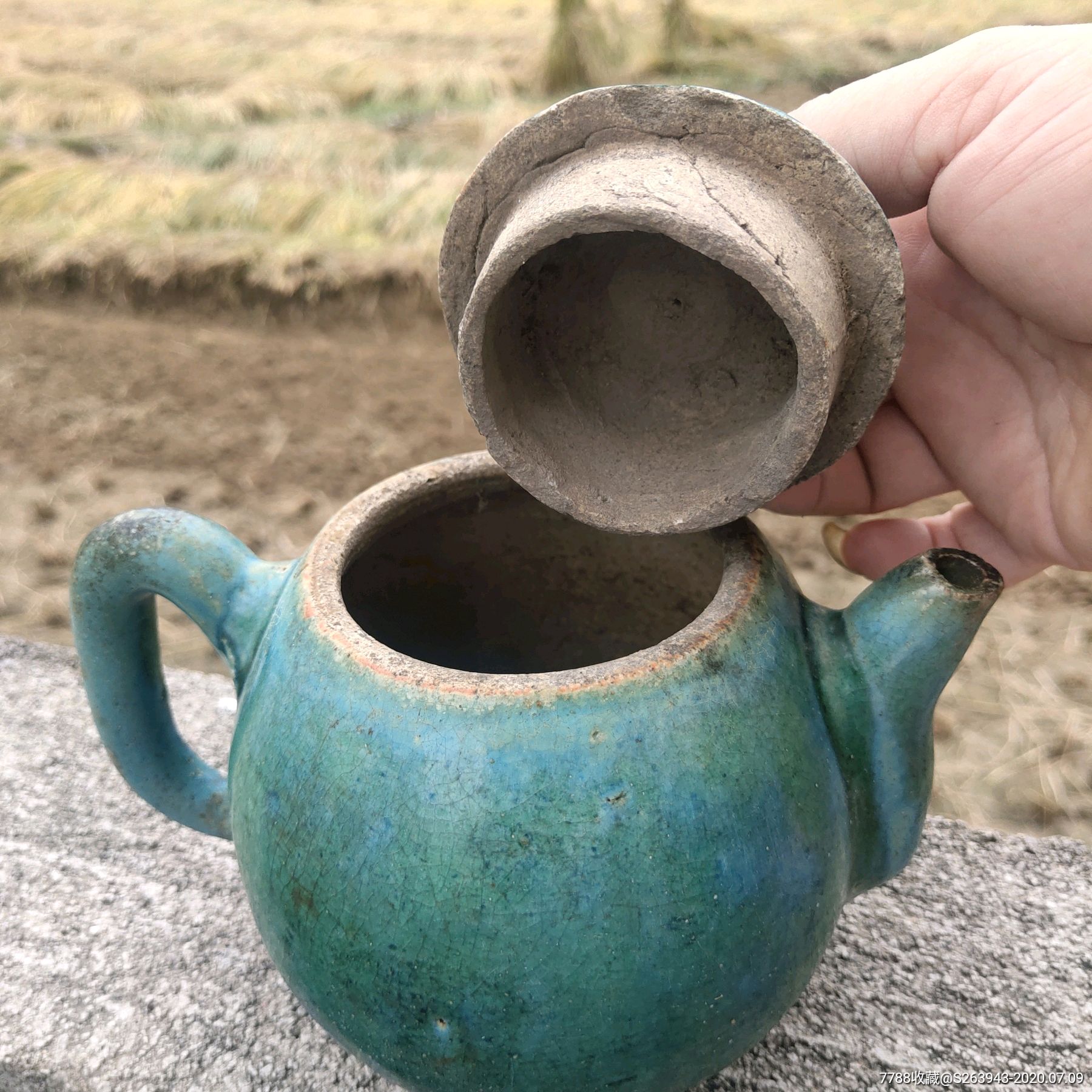 清代石湾茶壶,盖子有两个磕碰.