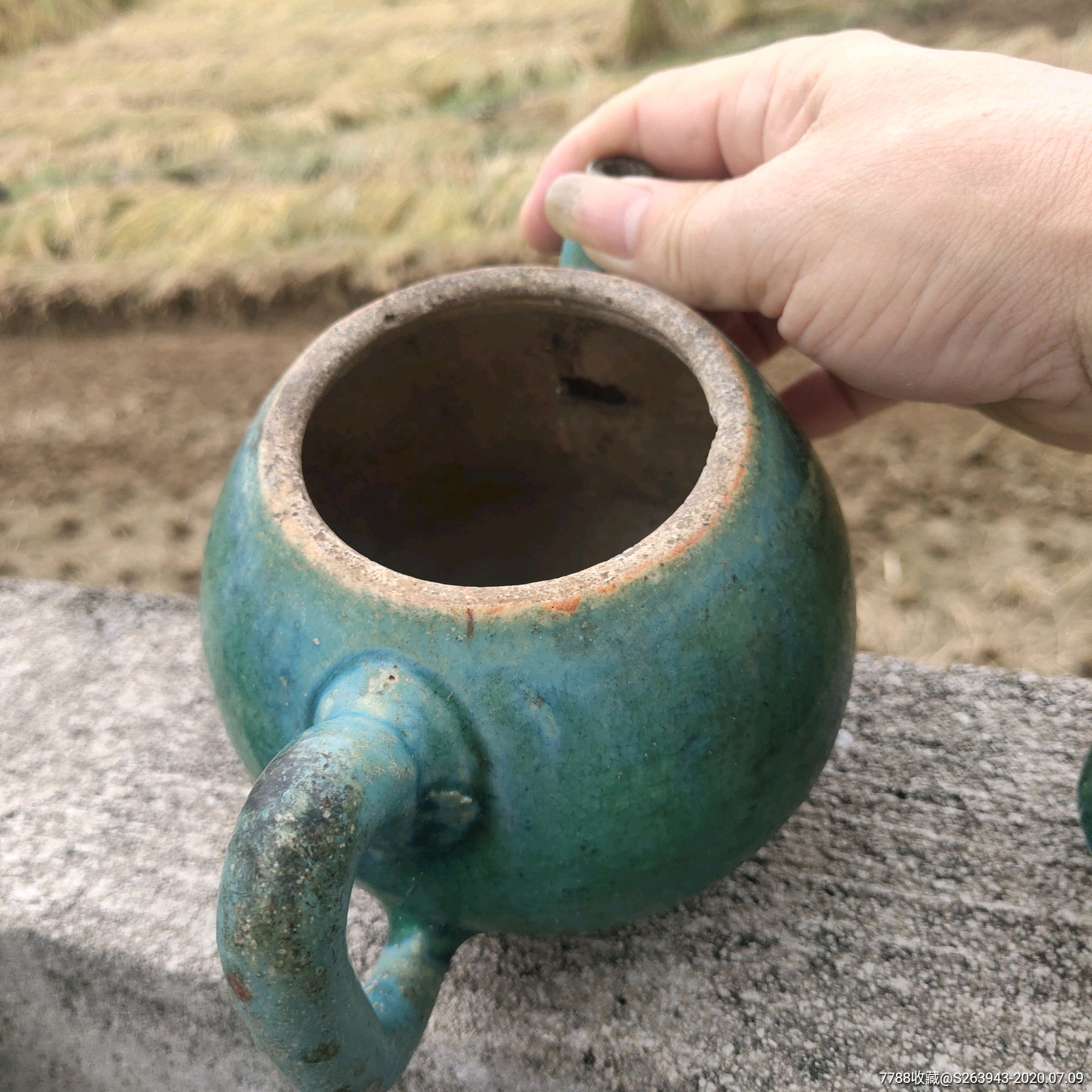 清代石湾茶壶,盖子有两个磕碰.