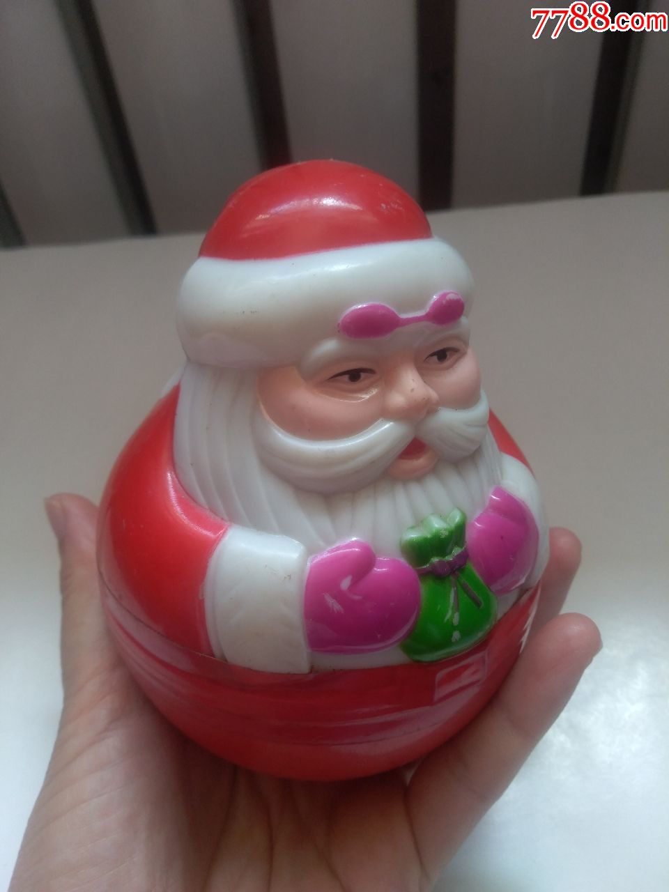 圣诞老人,胖胖款不倒翁,拿礼物袋款,放在地上有些倾斜,外观没有破损