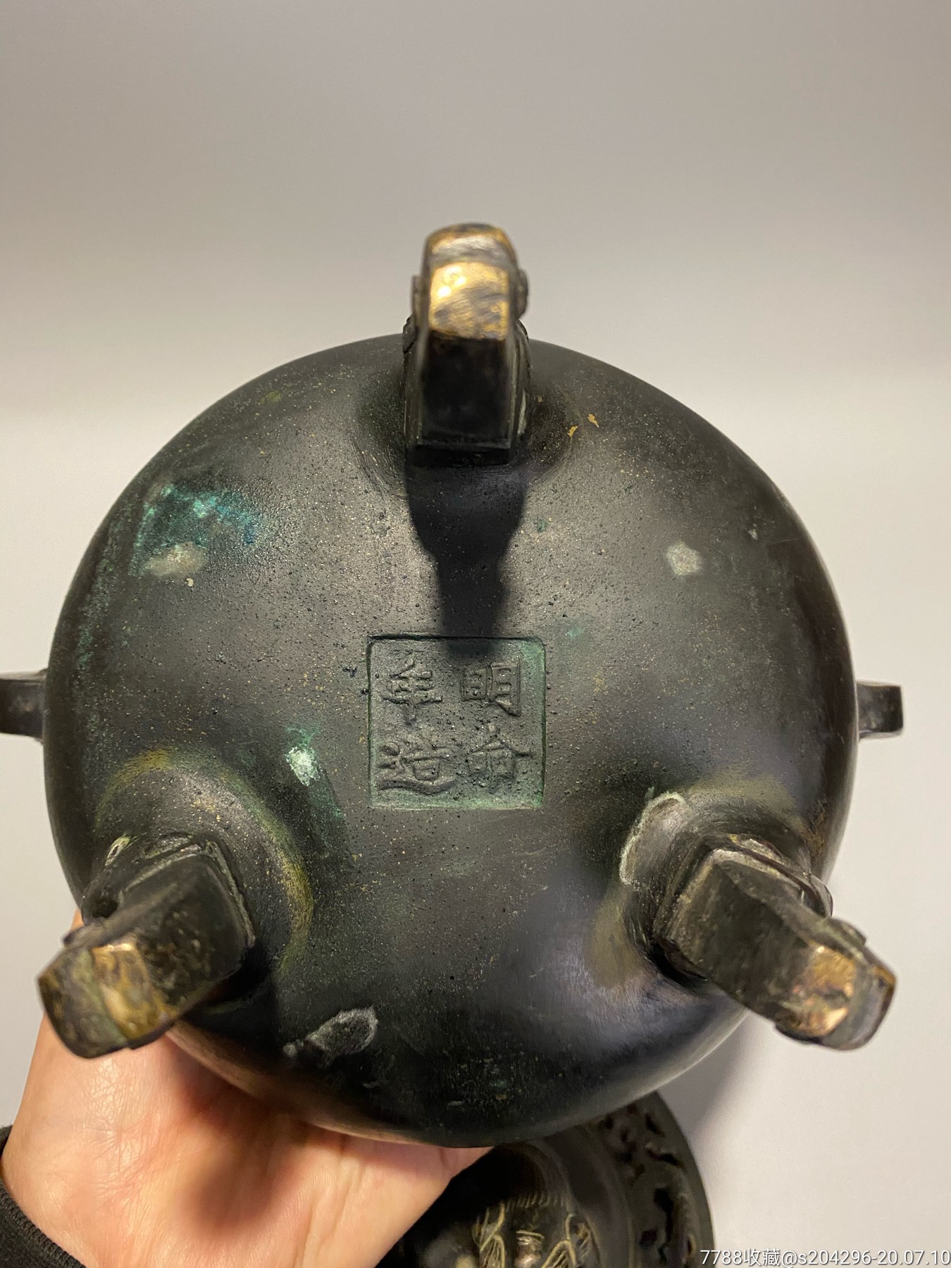 清代双龙耳狮子钮铜熏香炉