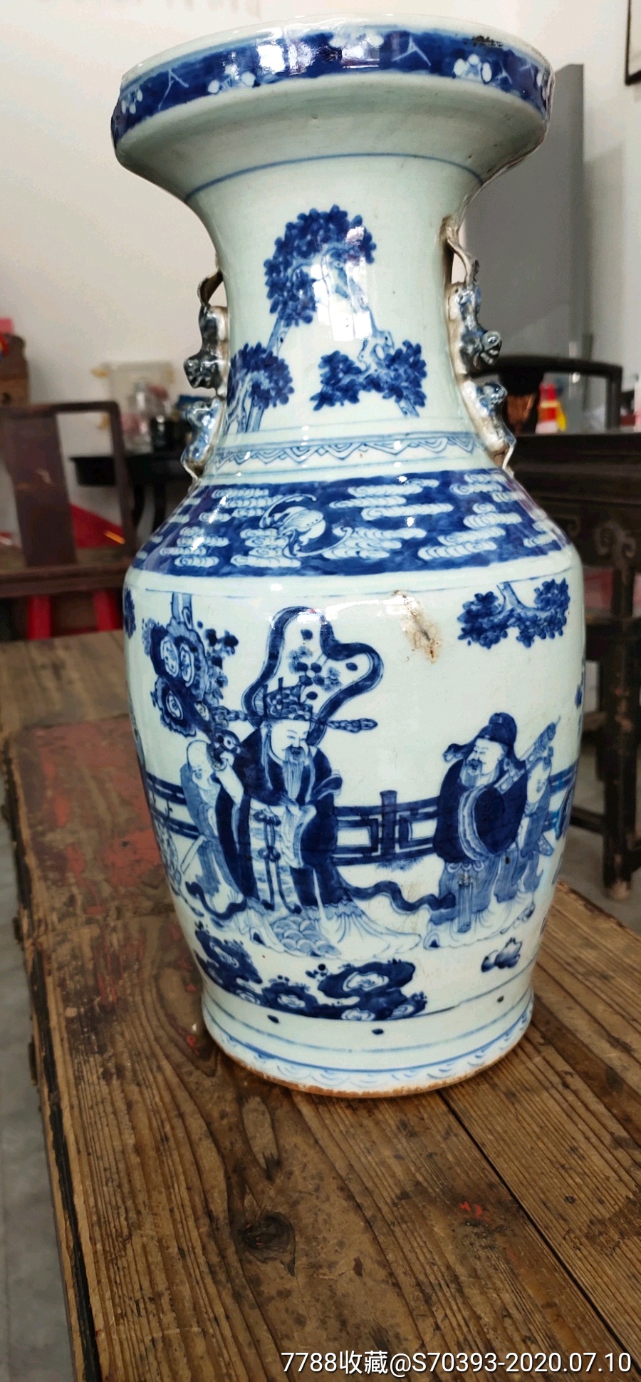中国　 大清康熙年製 青花 　大花瓶 　高さ約５４センチ　花草人物仙人老女唐人 A blue and white 'dragon' vase, Mark and period of Kangxi