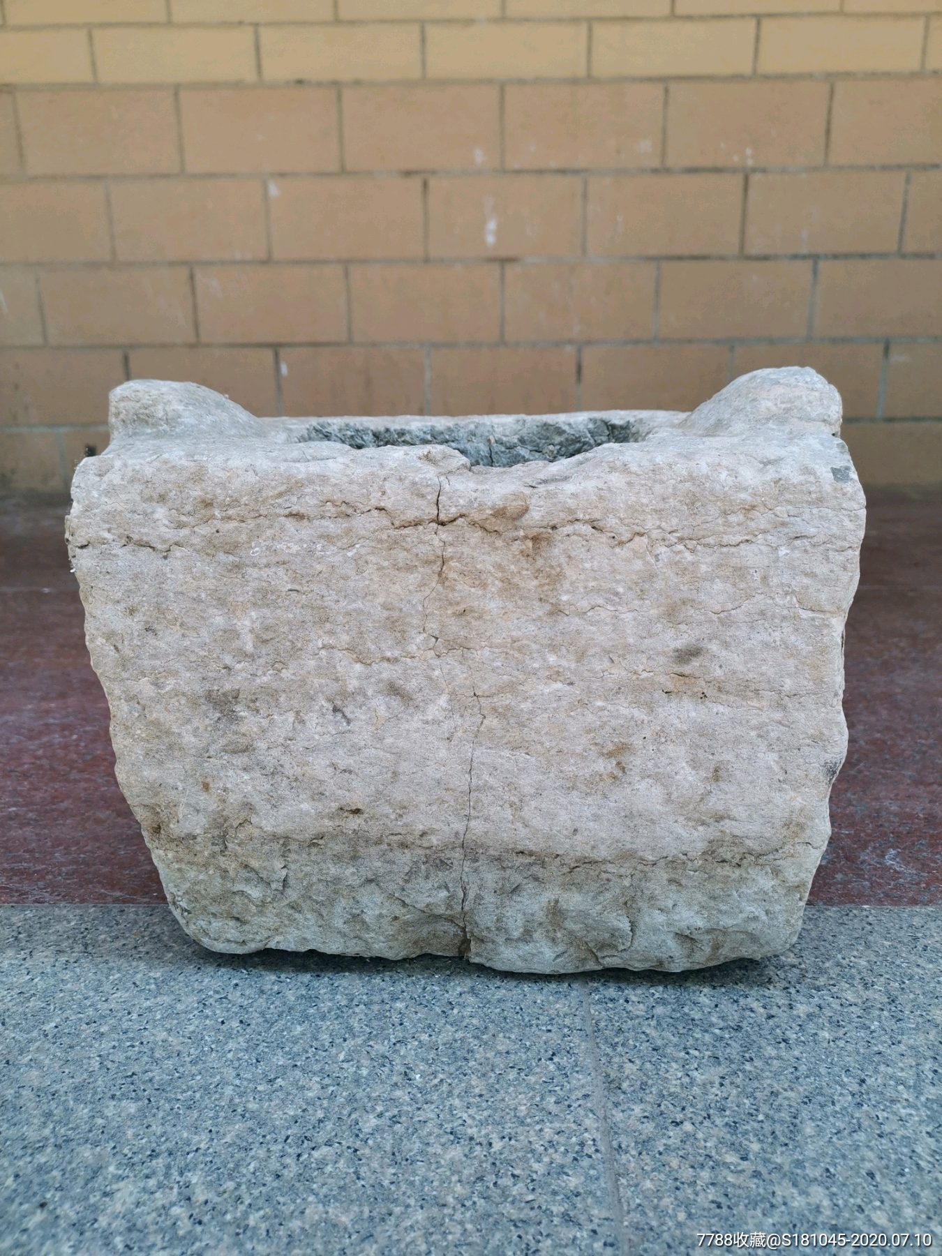 带耳朵的长方形石头香炉