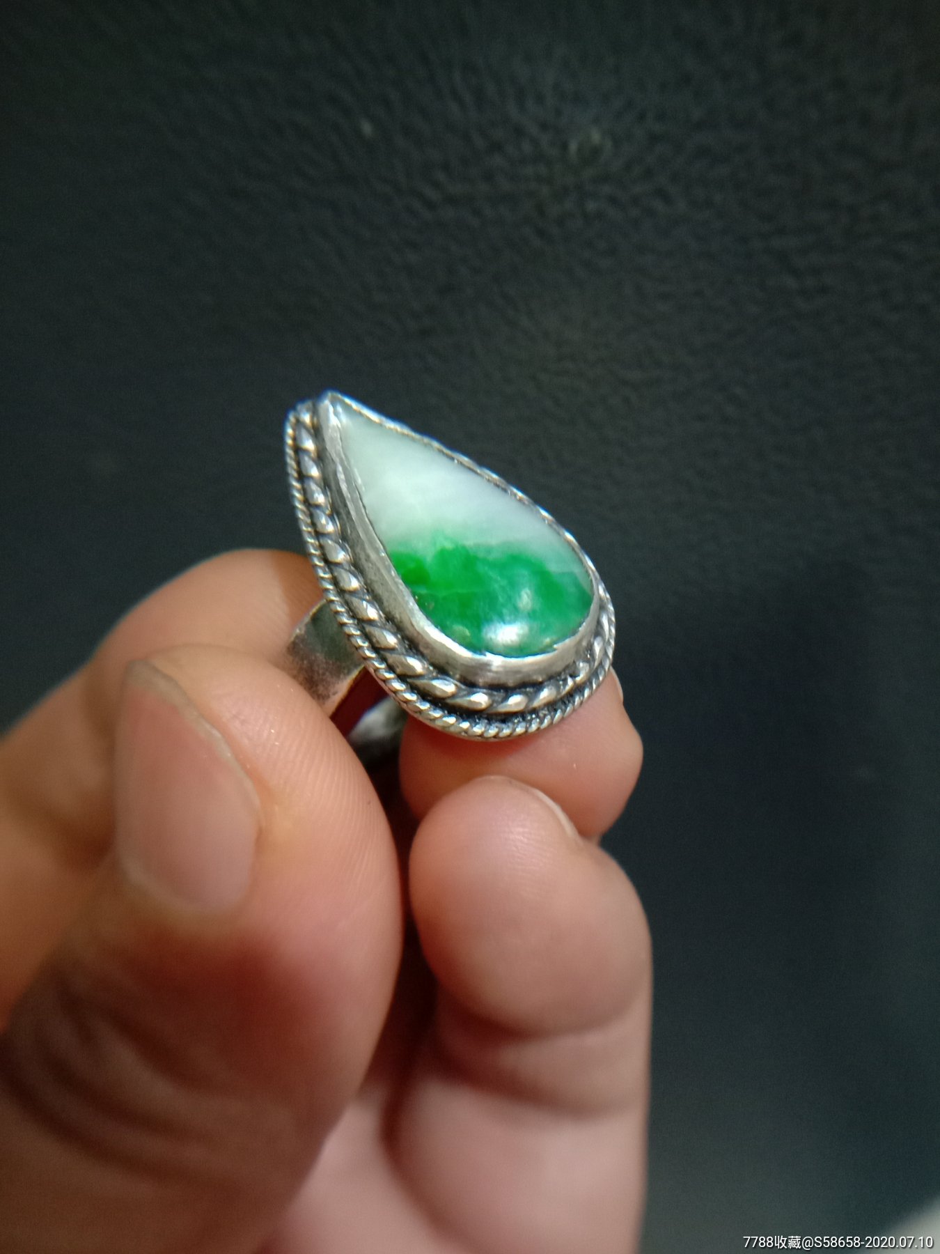 老翡翠戒指,戒面清代老的,戒托纯银手工,不议价!