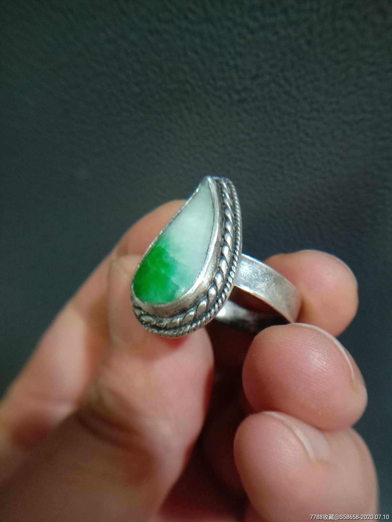 老翡翠戒指,戒面清代老的,戒托纯银手工,不议价!