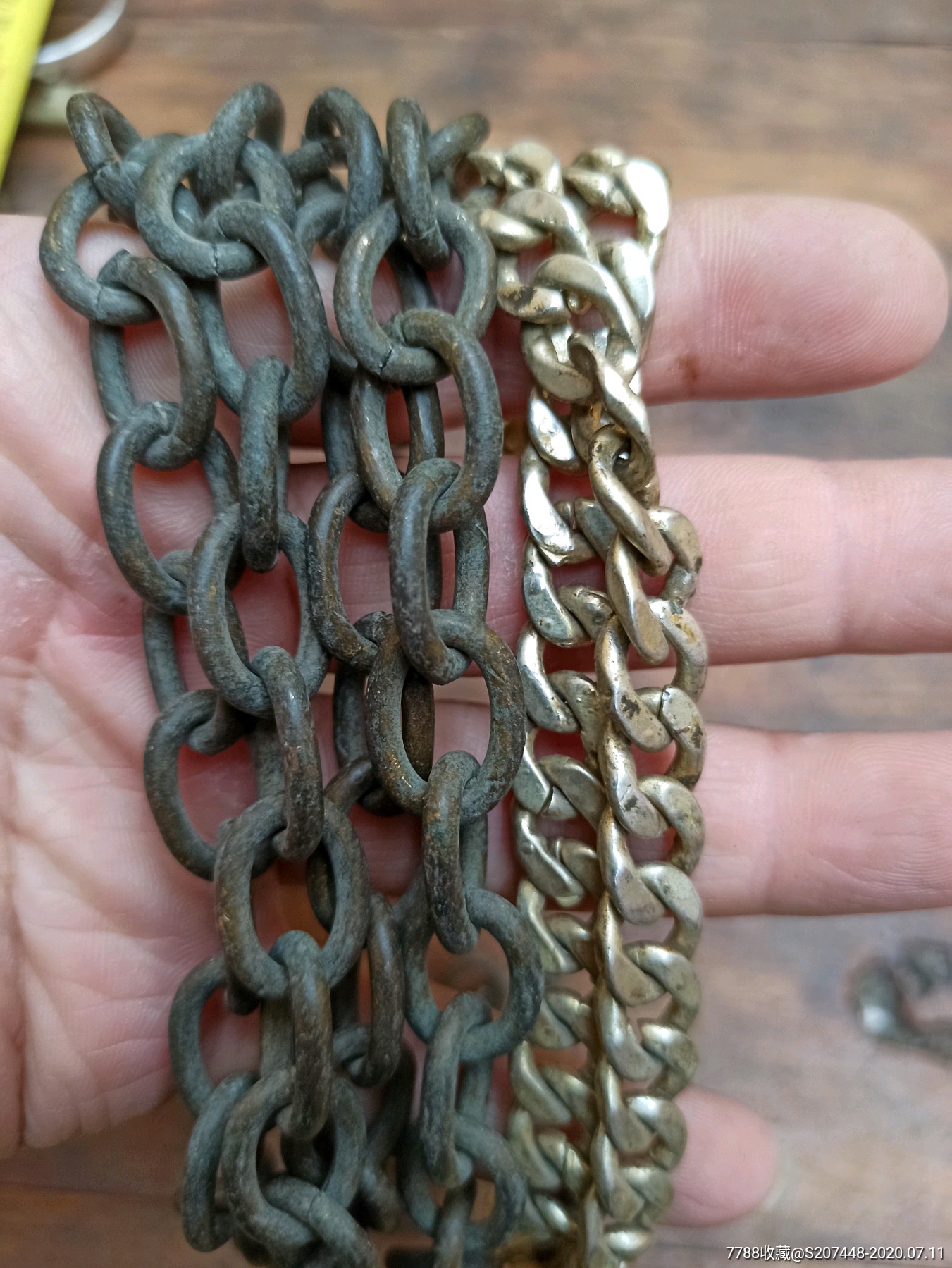 两条铜链子(白的是合金的)重0.5斤36元!品相如图所示喜欢的来!