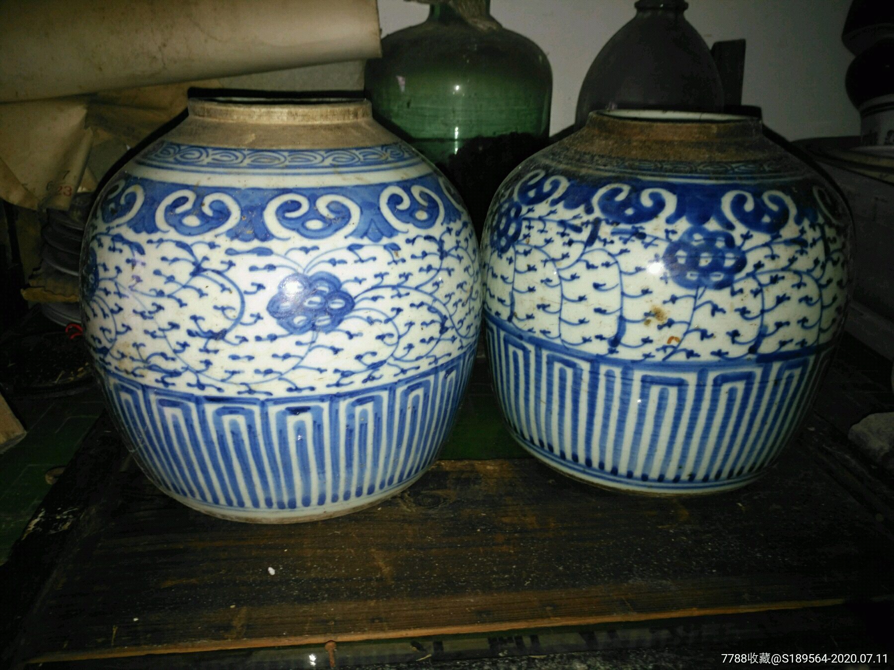清代缠枝莲坛子一对