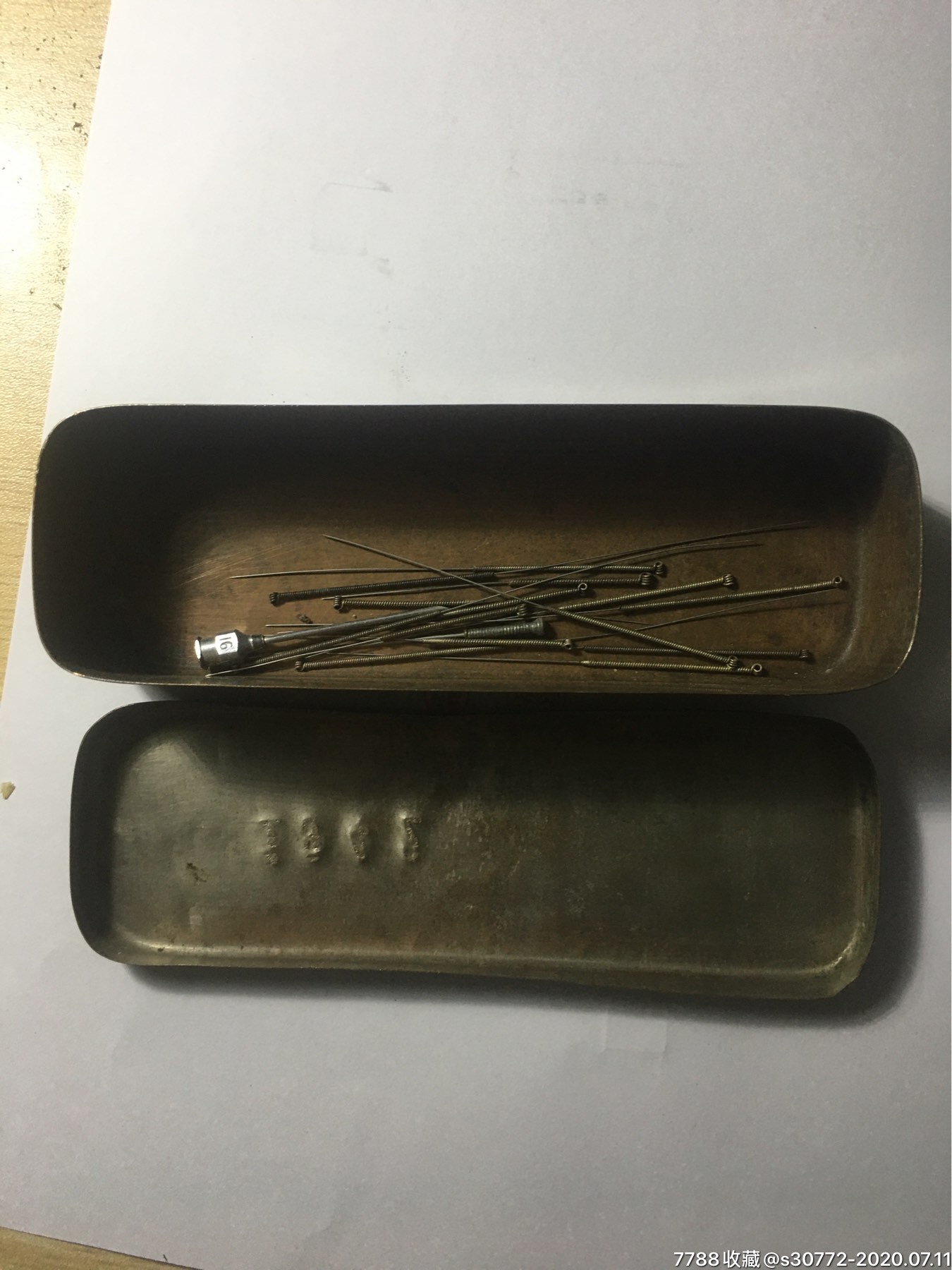 一个铜针灸工具盒