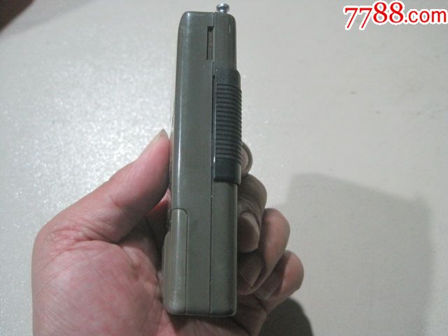 "德生r818"便携小收单机(面板脱胶,天线有一截很紧拉不动,未试机配件