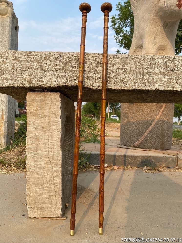 花梨木文明棍一对.做工精细,造型别致,包浆浑厚,品相完好.长86厘米.