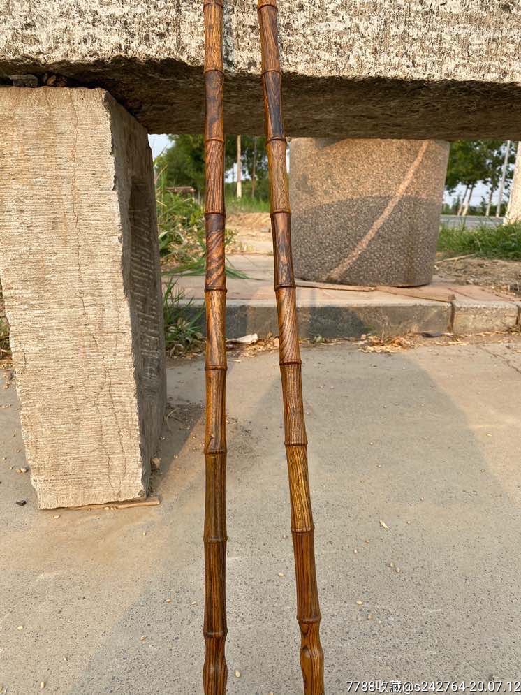 花梨木文明棍一对.做工精细,造型别致,包浆浑厚,品相完好.长86厘米.