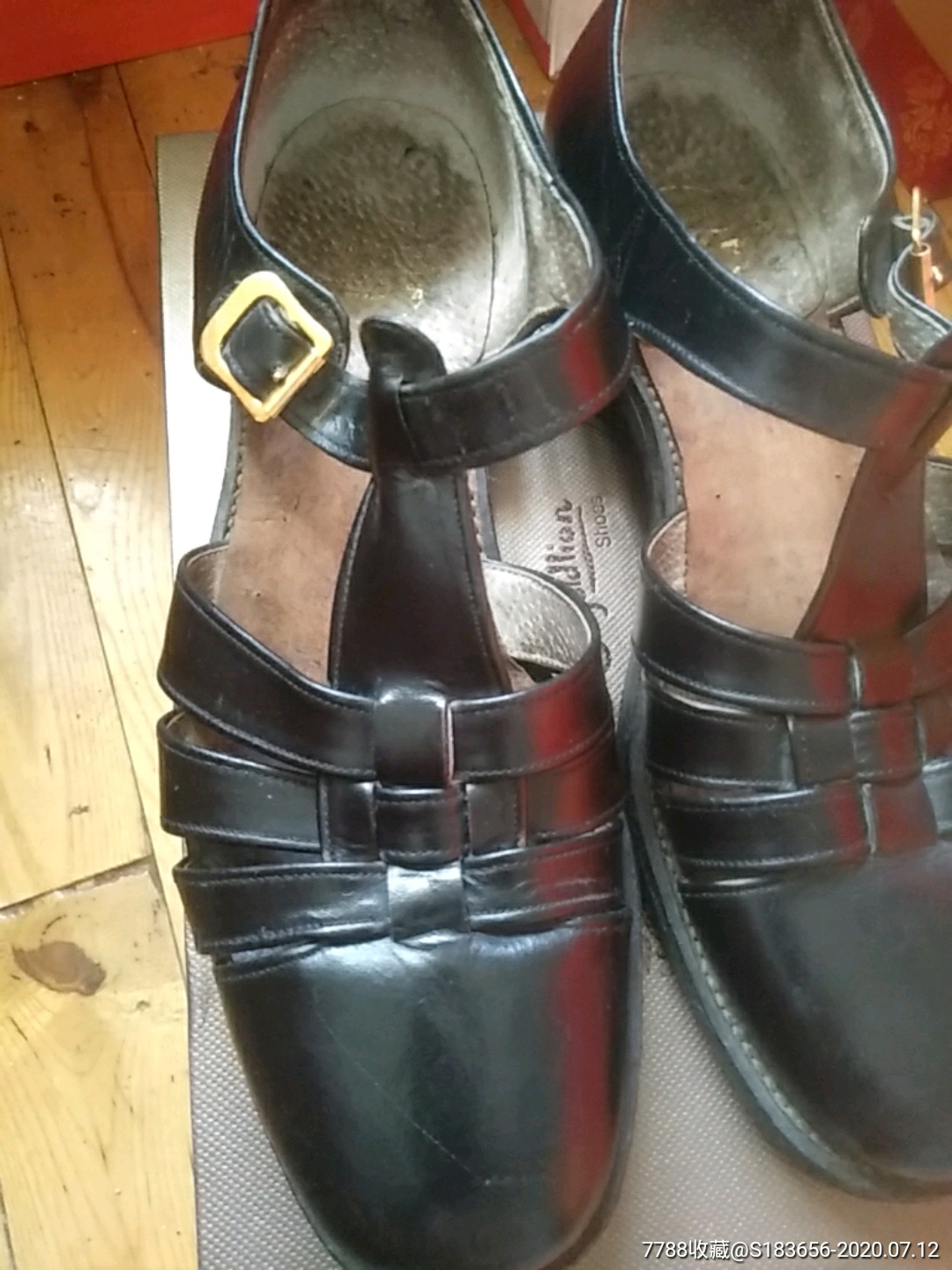 老式三接头皮凉鞋