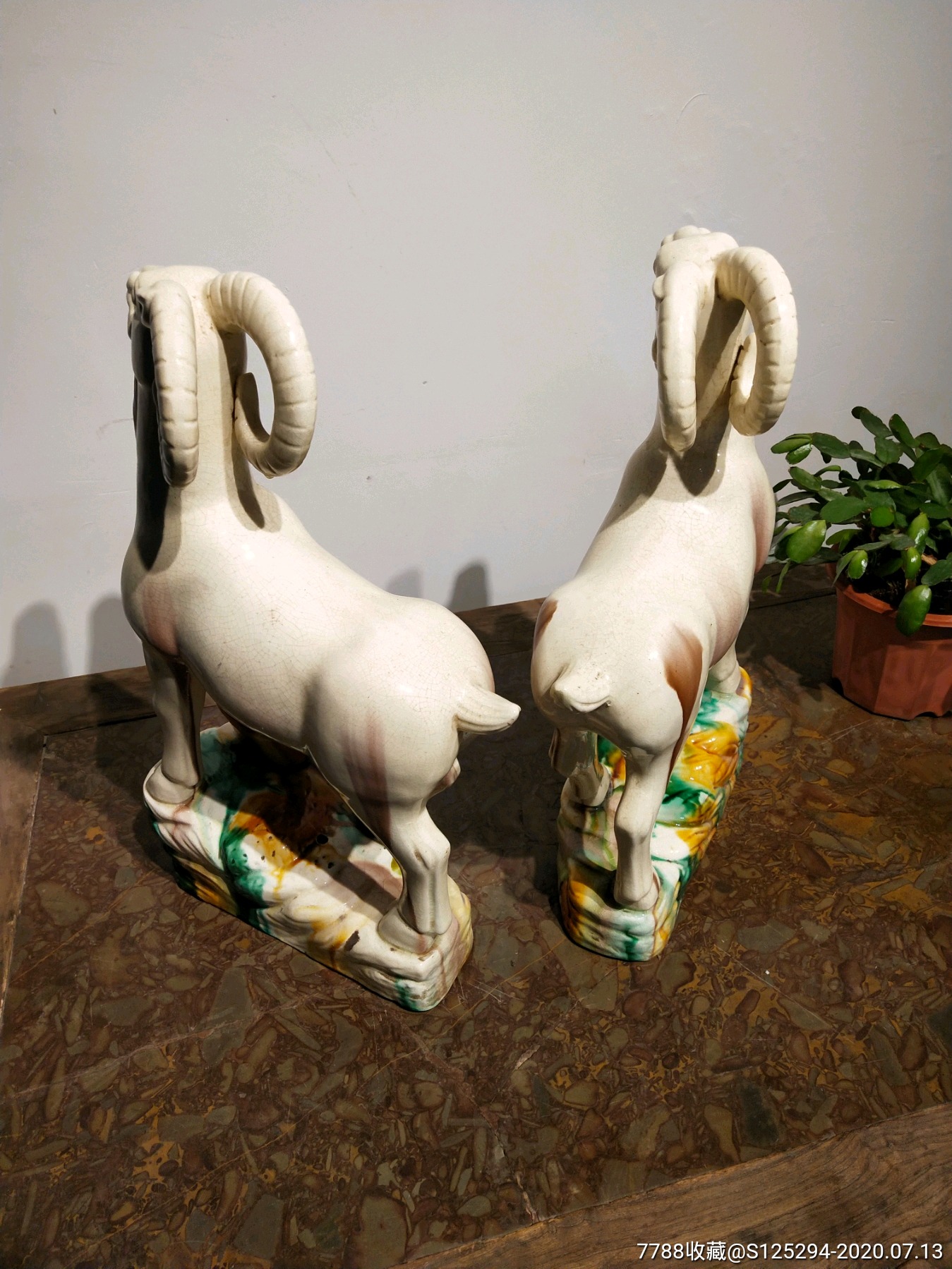 五六七十年代三彩羊摆件一对,釉色漂亮