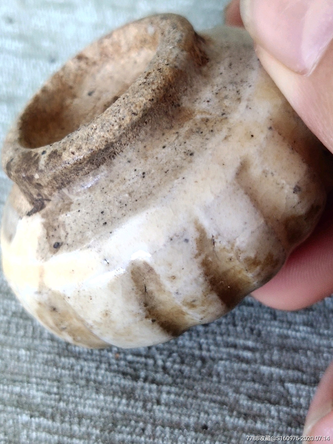 漂亮元代白釉瓜棱文房小水盂,底部窑裂纹不透如图,5.5*3.3*3.3cm