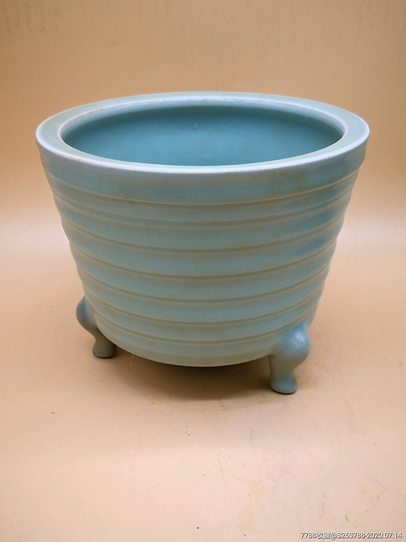 龙泉窑竹节型三足炉