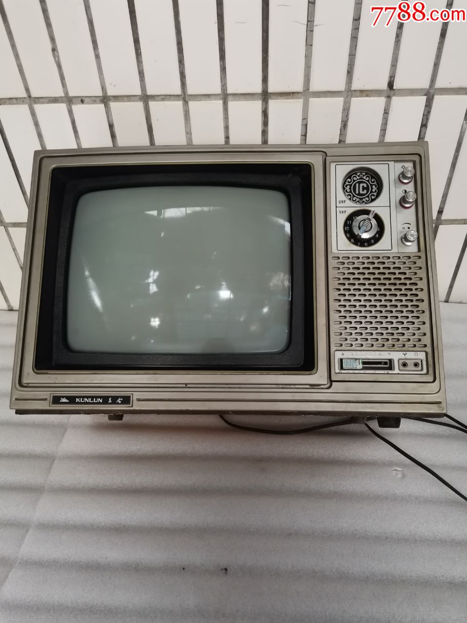 50年代昆仑牌35厘米木壳黑白电视机正常使用品相一流