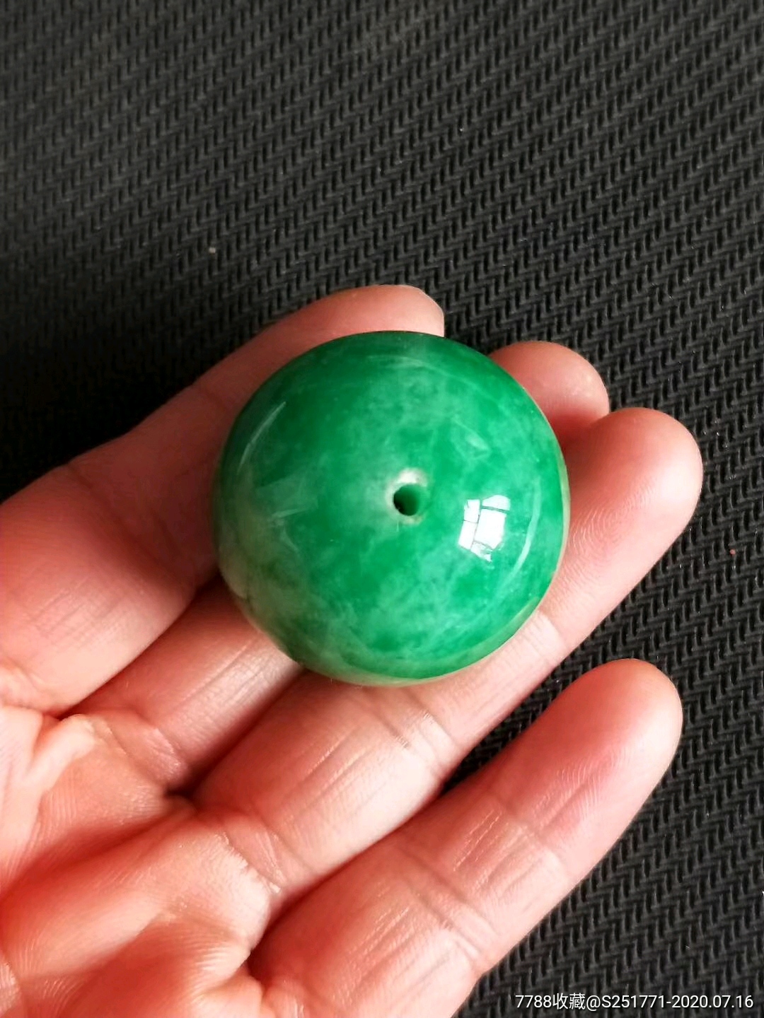 清代糯地飘绿翡翠珠子一个