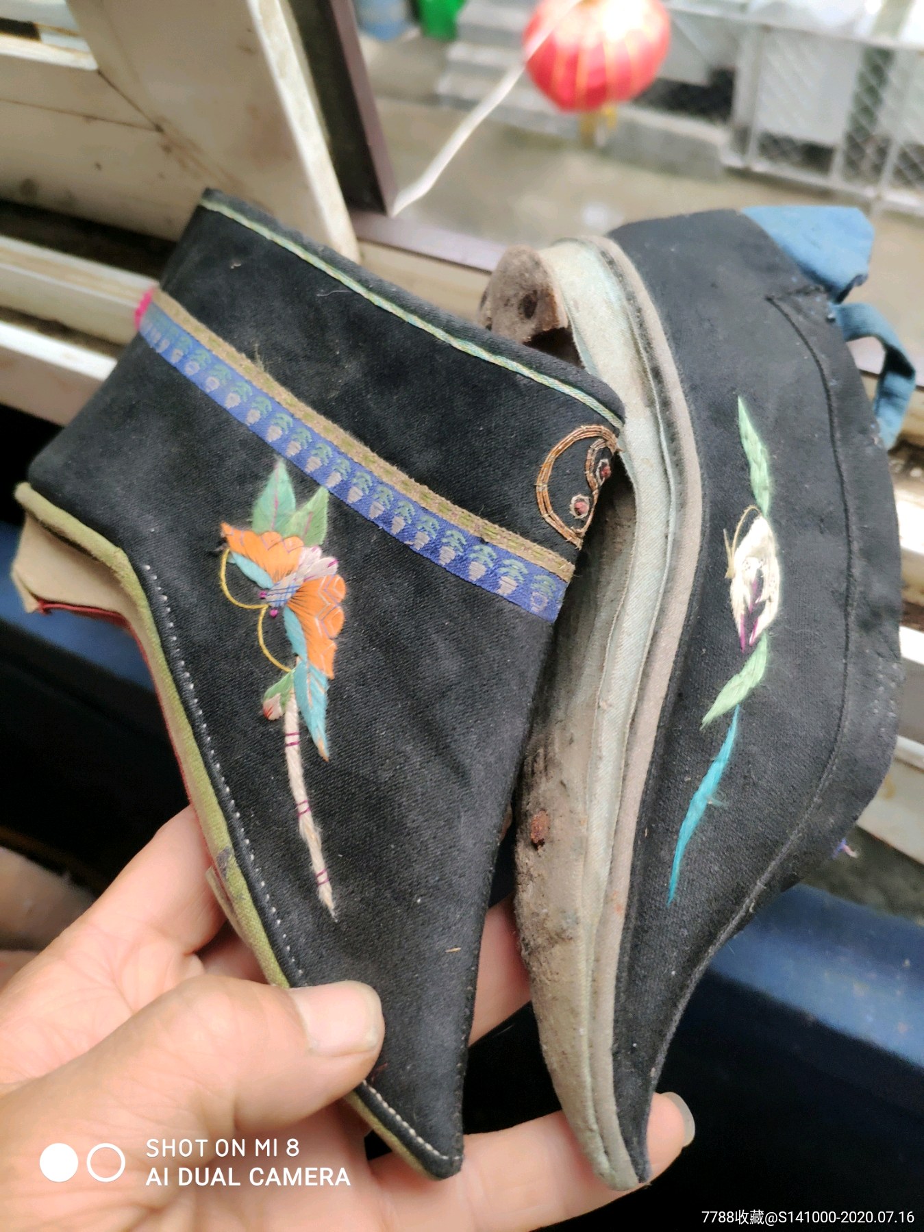 两只单只小脚黑地绣花鞋