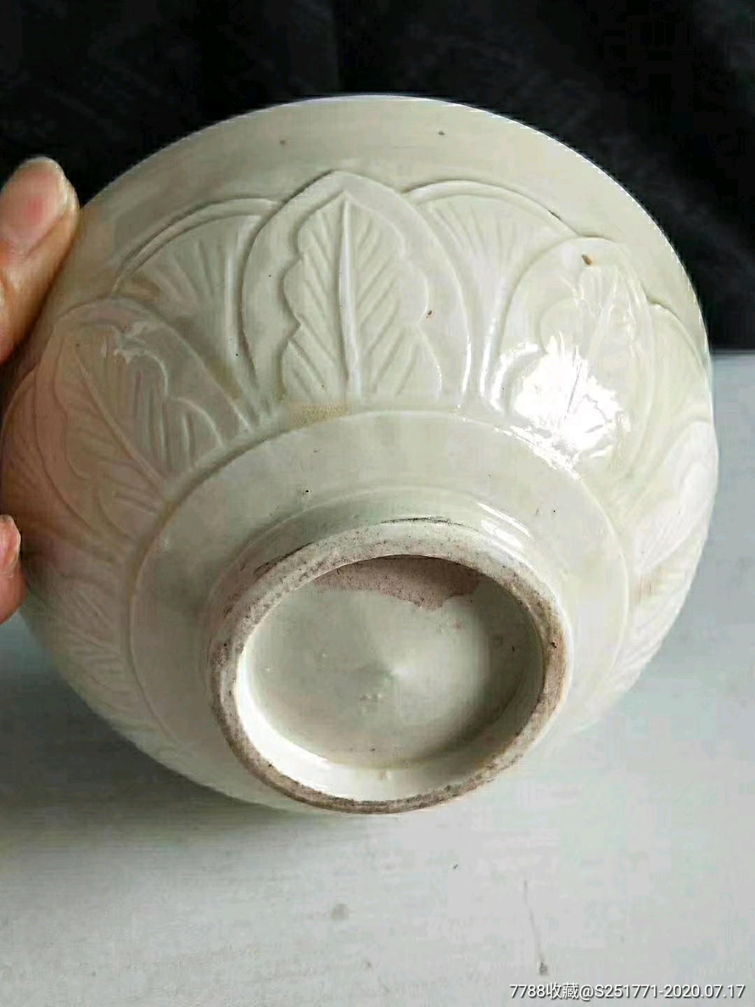 宋代白釉刻花碗