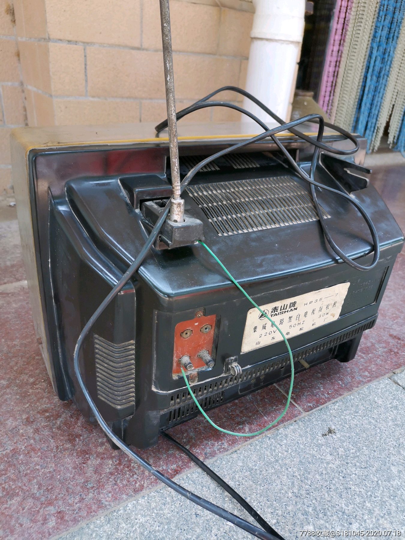 泰山牌黑白电视机