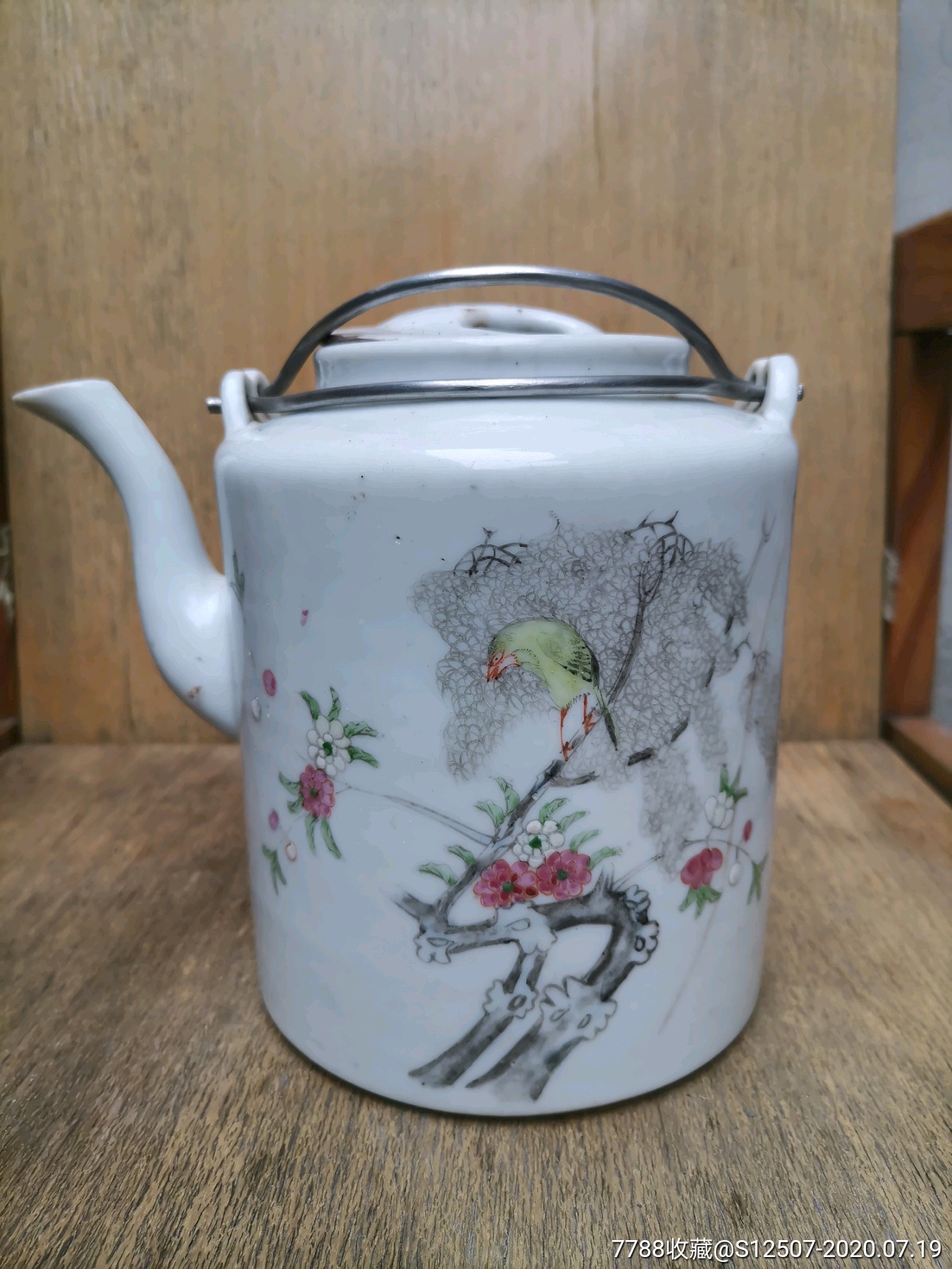 瑞昌祥粉彩花鸟壶