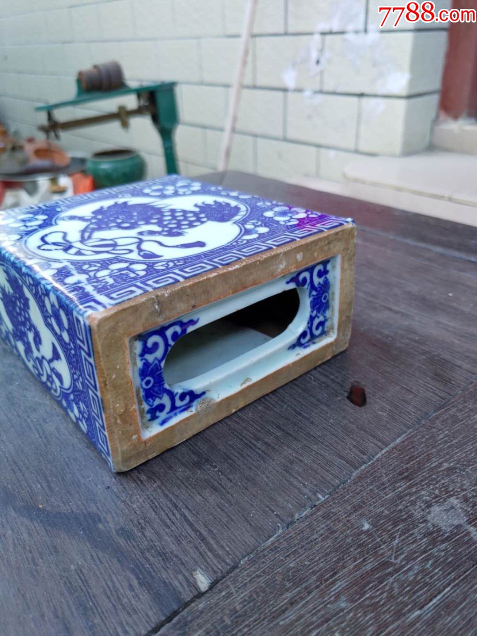 一个清代狮子滚球青花老脉枕