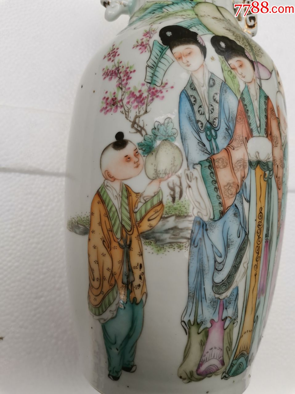 民国时期名家余钊花瓶,上口有点飞皮,瓶身后面有冲线,其他完整无缺