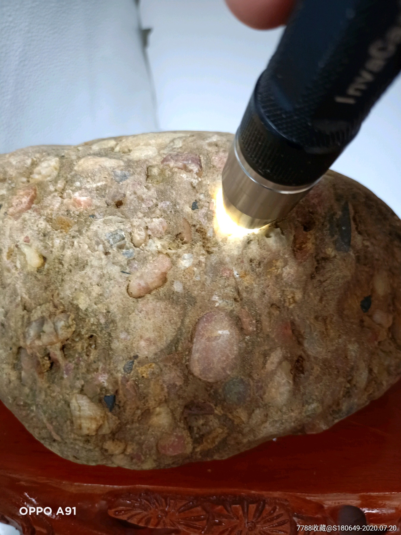 彩色玻璃陨石透光