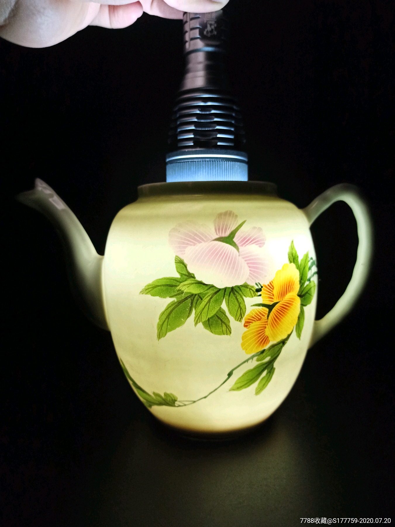 民国粉彩透光花卉茶壶胎质洁白,胎壁纤薄透光,图案惟妙惟肖.