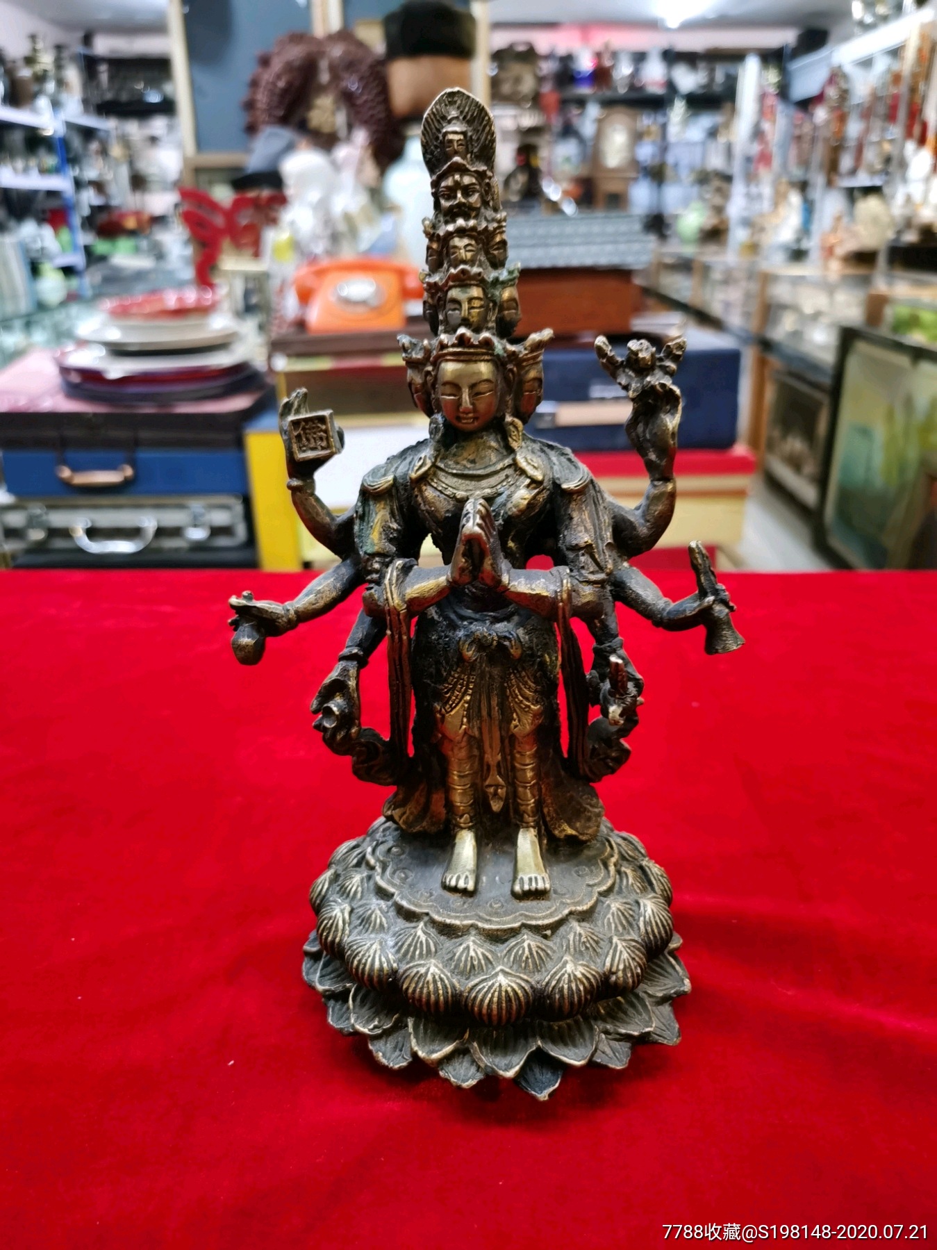 千手观音,手持各种法器,高25㎝,宽13.5㎝