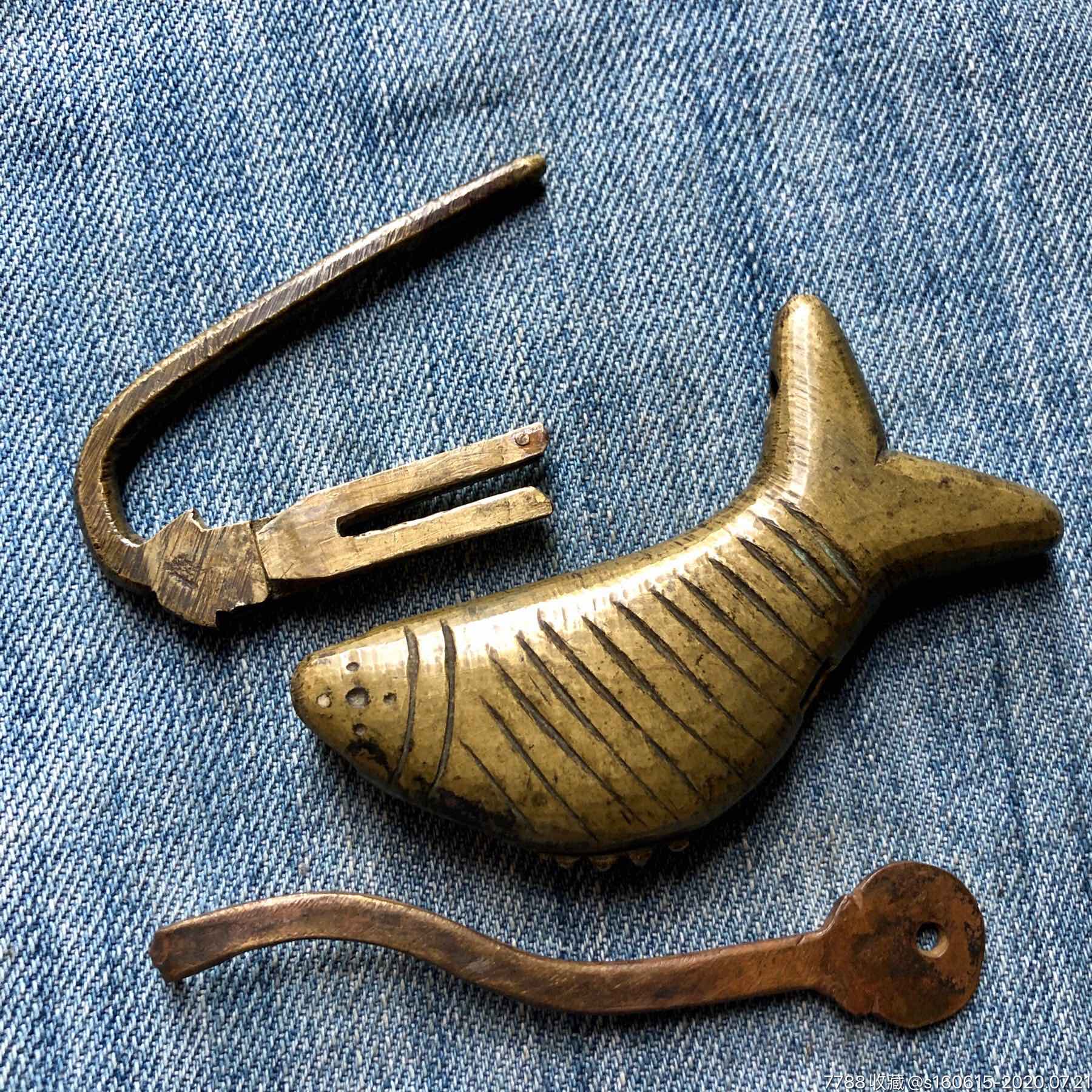 清代黄亮少见的鲤鱼形老铜锁