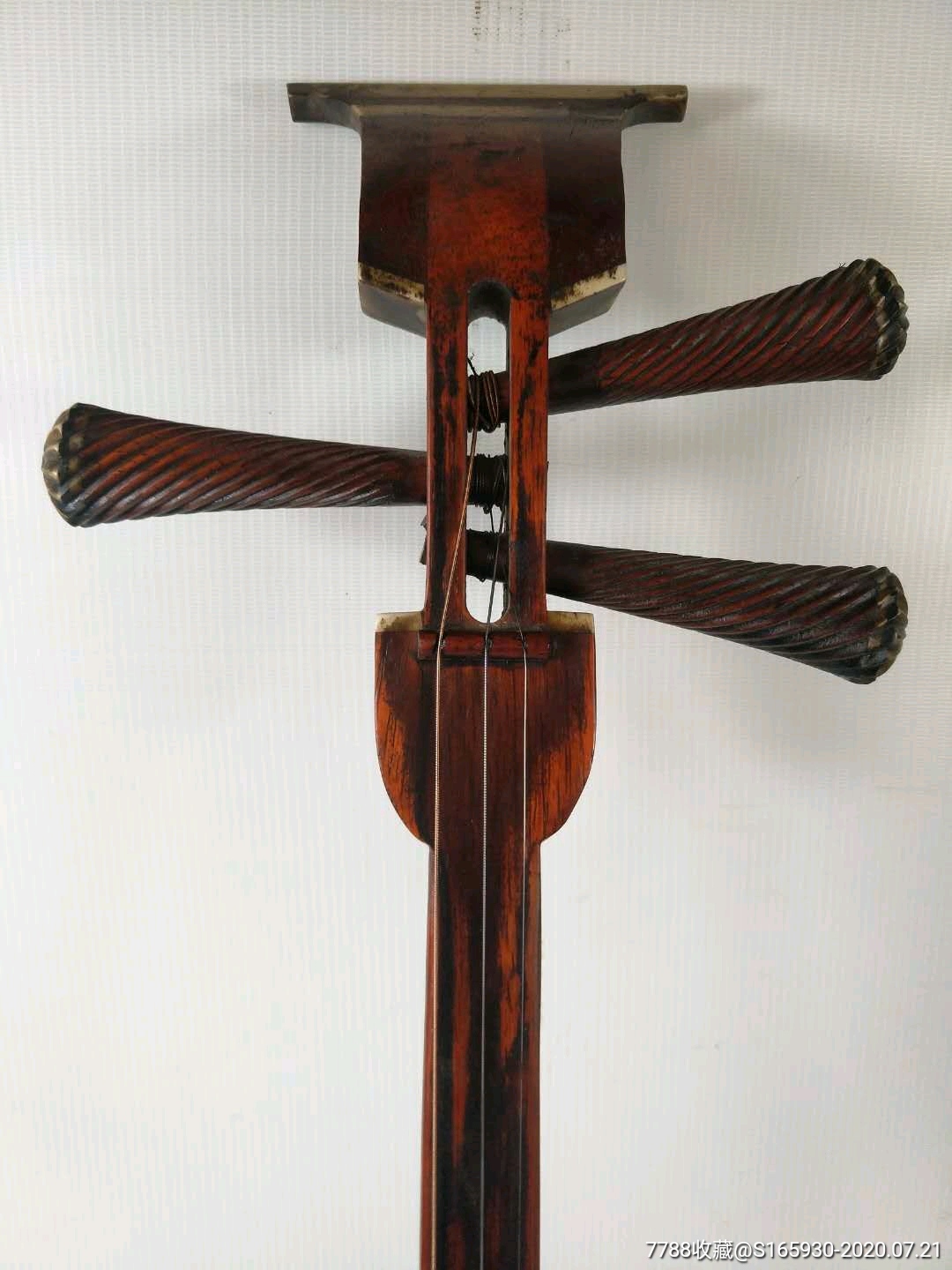 精品老红木三弦琴琴头饰以镶嵌宝石琴鼓两面蒙大蟒皮音色粗犷豪放适合