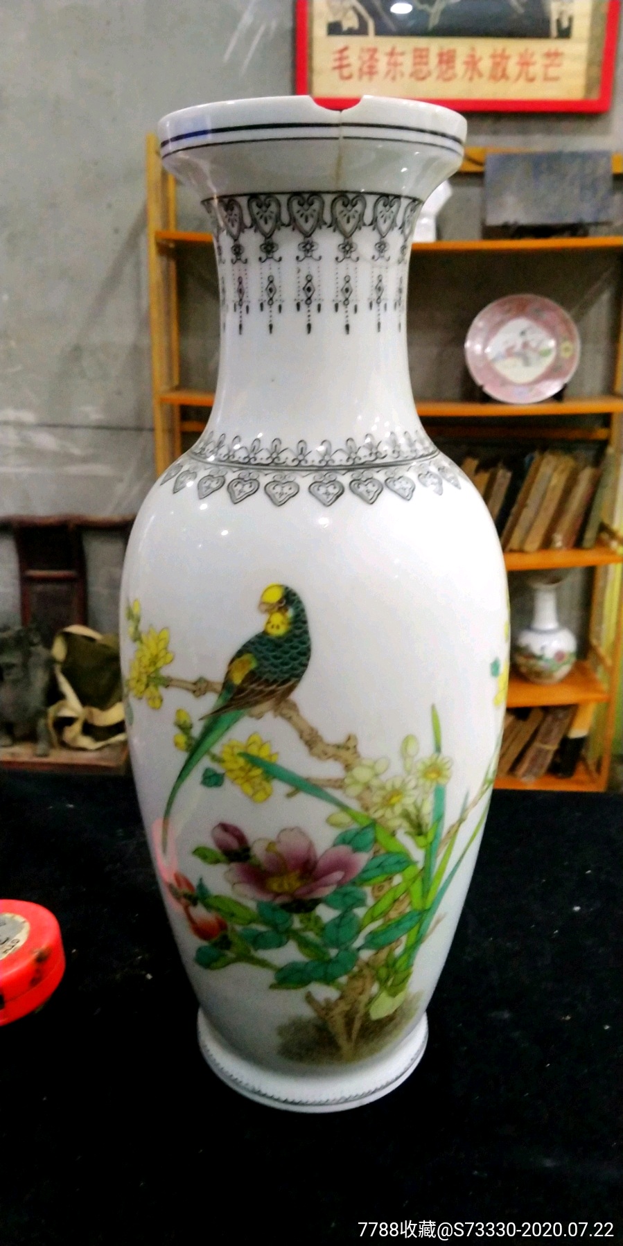 567瓷,景德镇艺术瓷厂,粉彩手绘珍禽图花瓶,磕