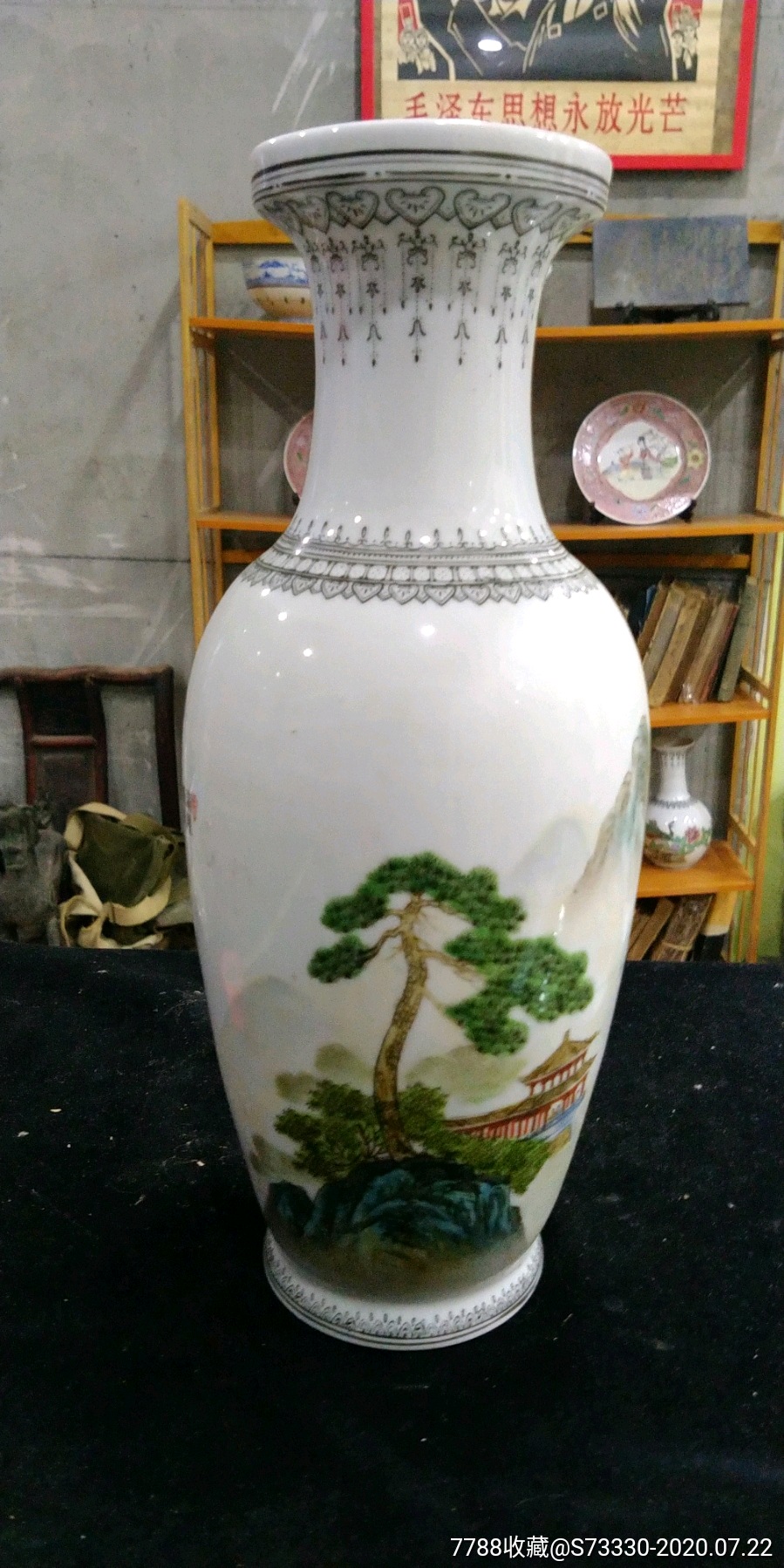 80年代,景德鎮藝術瓷廠出品,粉彩手繪山水花瓶,口磕