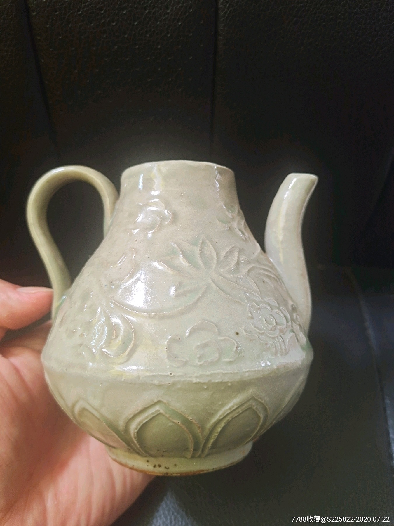 元代龙泉窑梨形持壶一把