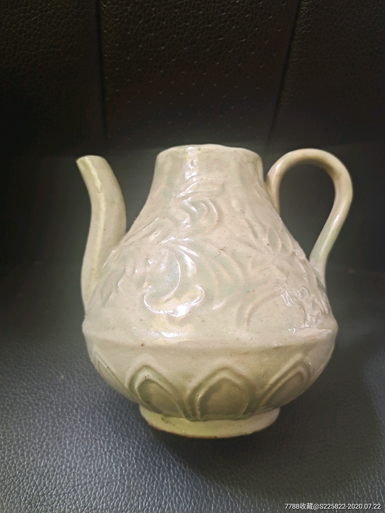 元代龙泉窑梨形持壶一把