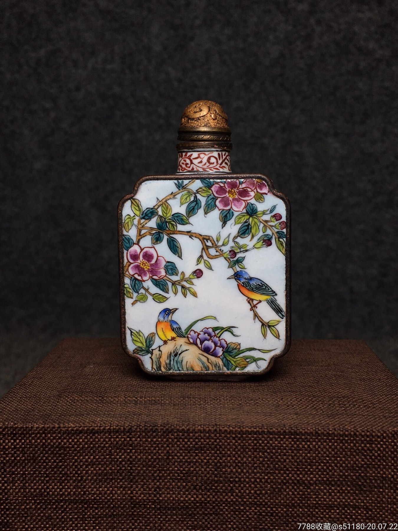 铜胎画珐琅彩鼻烟壶,长4.5厘米,宽2厘米,高7厘米,重75克