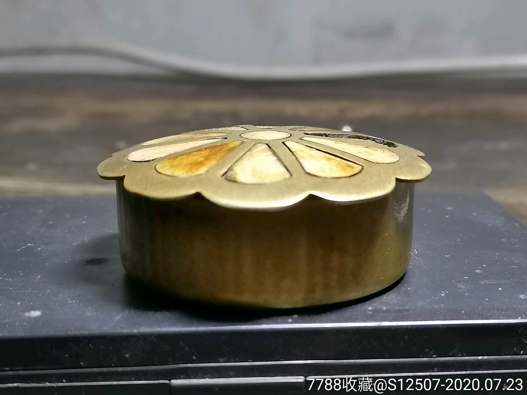 镶骨盖铜胭脂盒