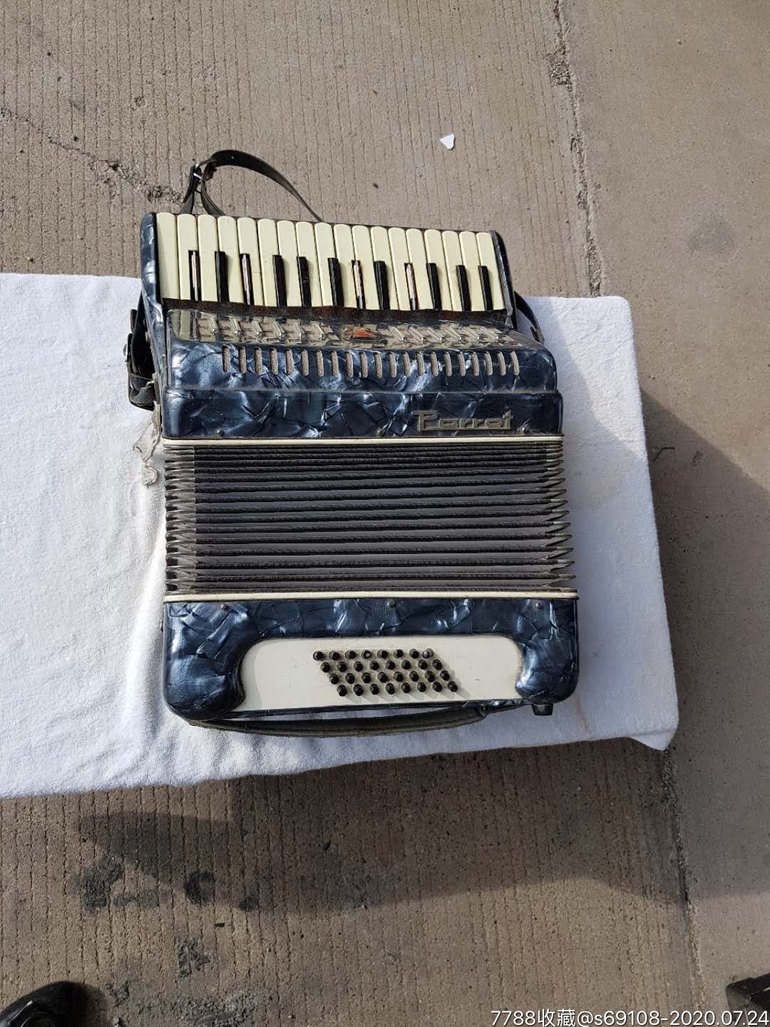 老式鹦鹉牌手风琴