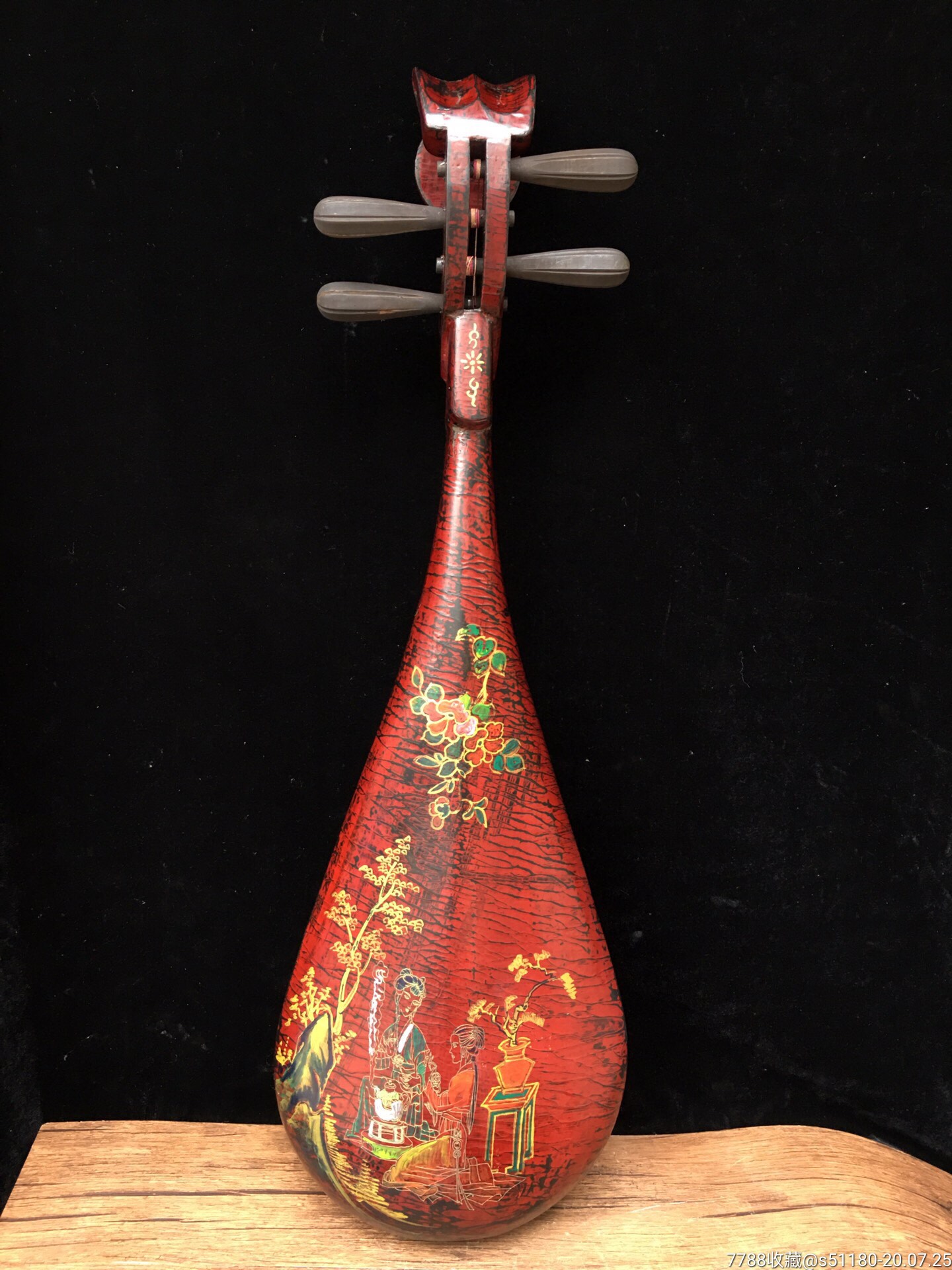 漆器乐器琵琶,高88厘米,宽28厘米,厚7厘米