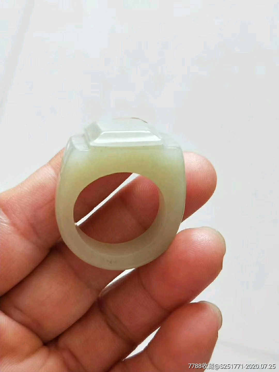 清代和田玉马鞍纹戒指一枚