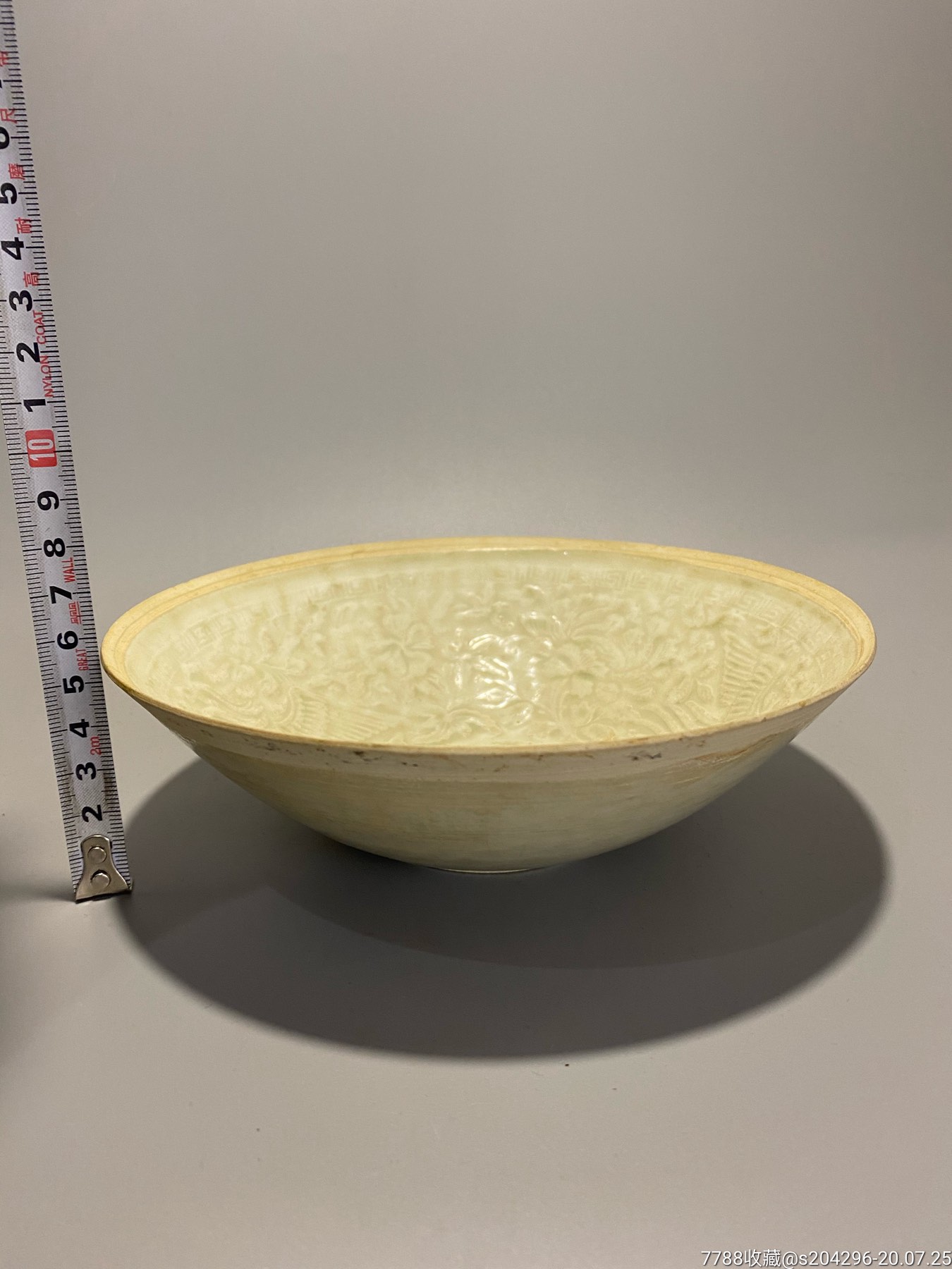 宋代龙泉窑影青薄胎凤穿牡丹碗