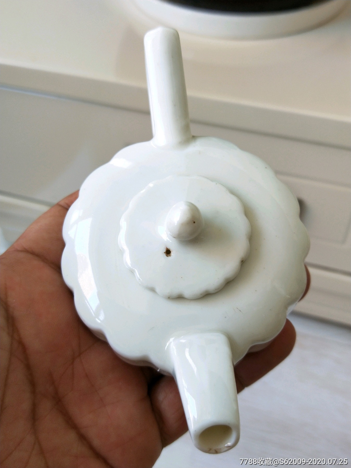 建国后甜白釉瓜棱小茶壶