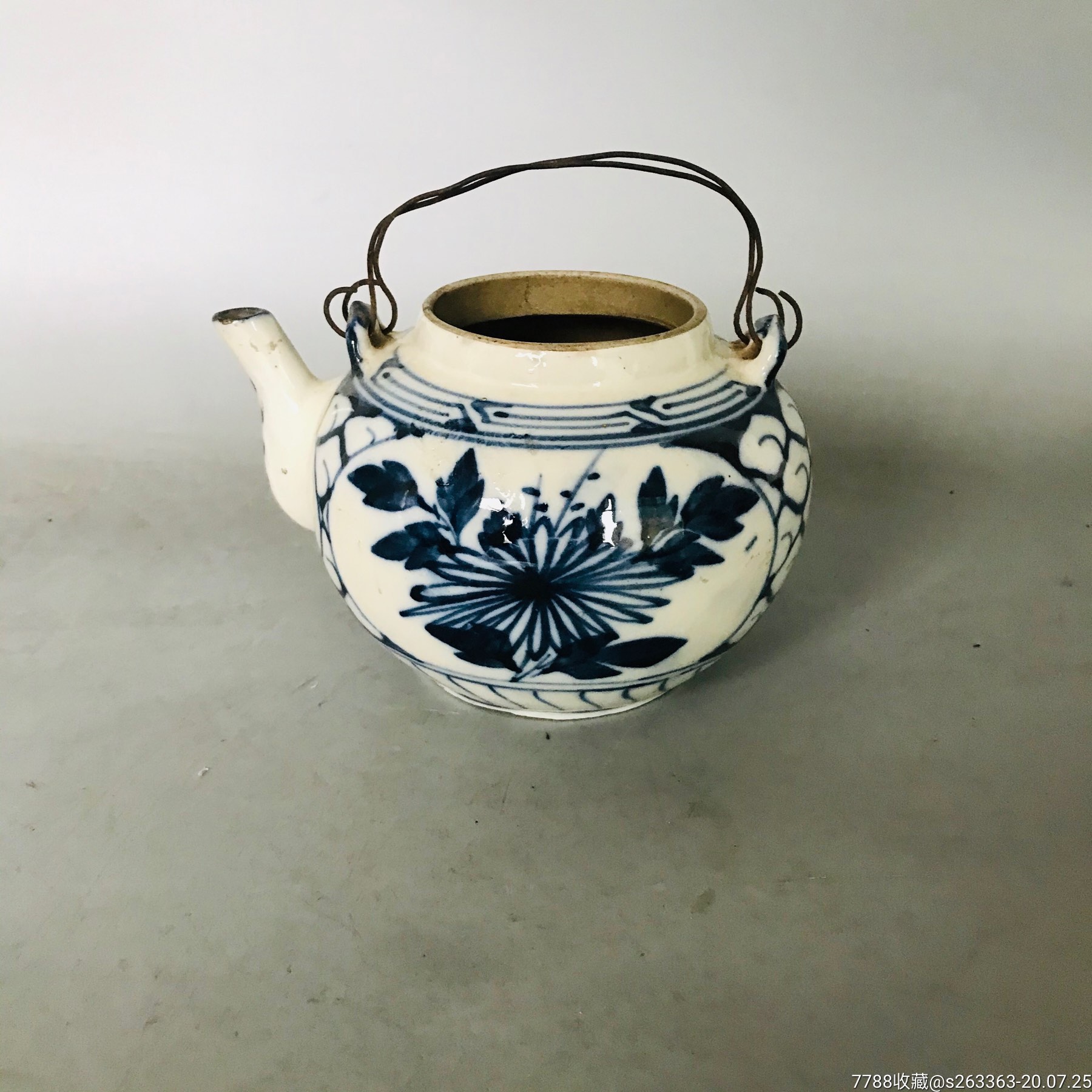 老青花瓷开片花卉提梁茶壶