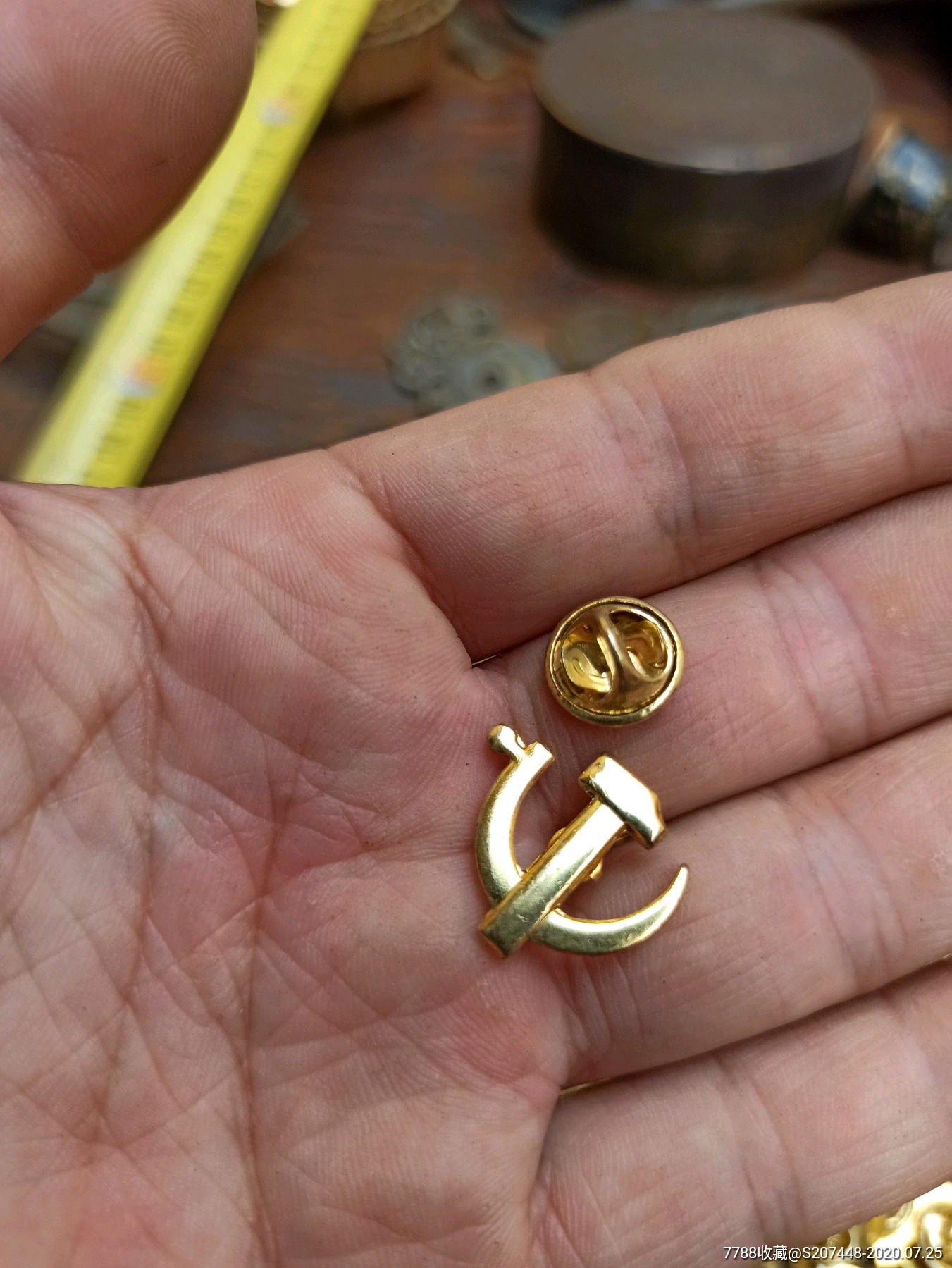 100个铜党徽重0.53斤63元!品相如图所示喜欢的来!包真包邮包退!本店