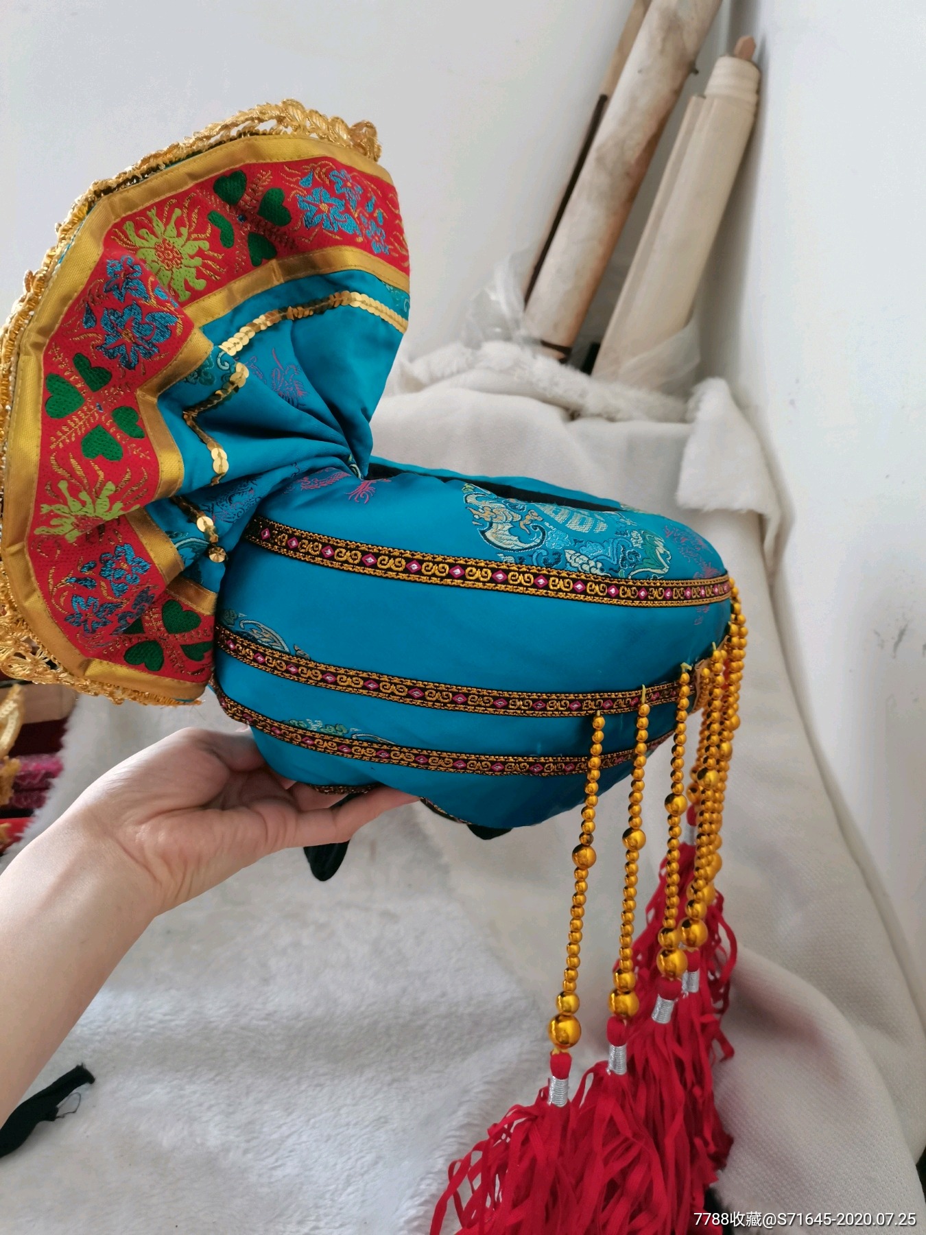 云南少数民族帽子两个